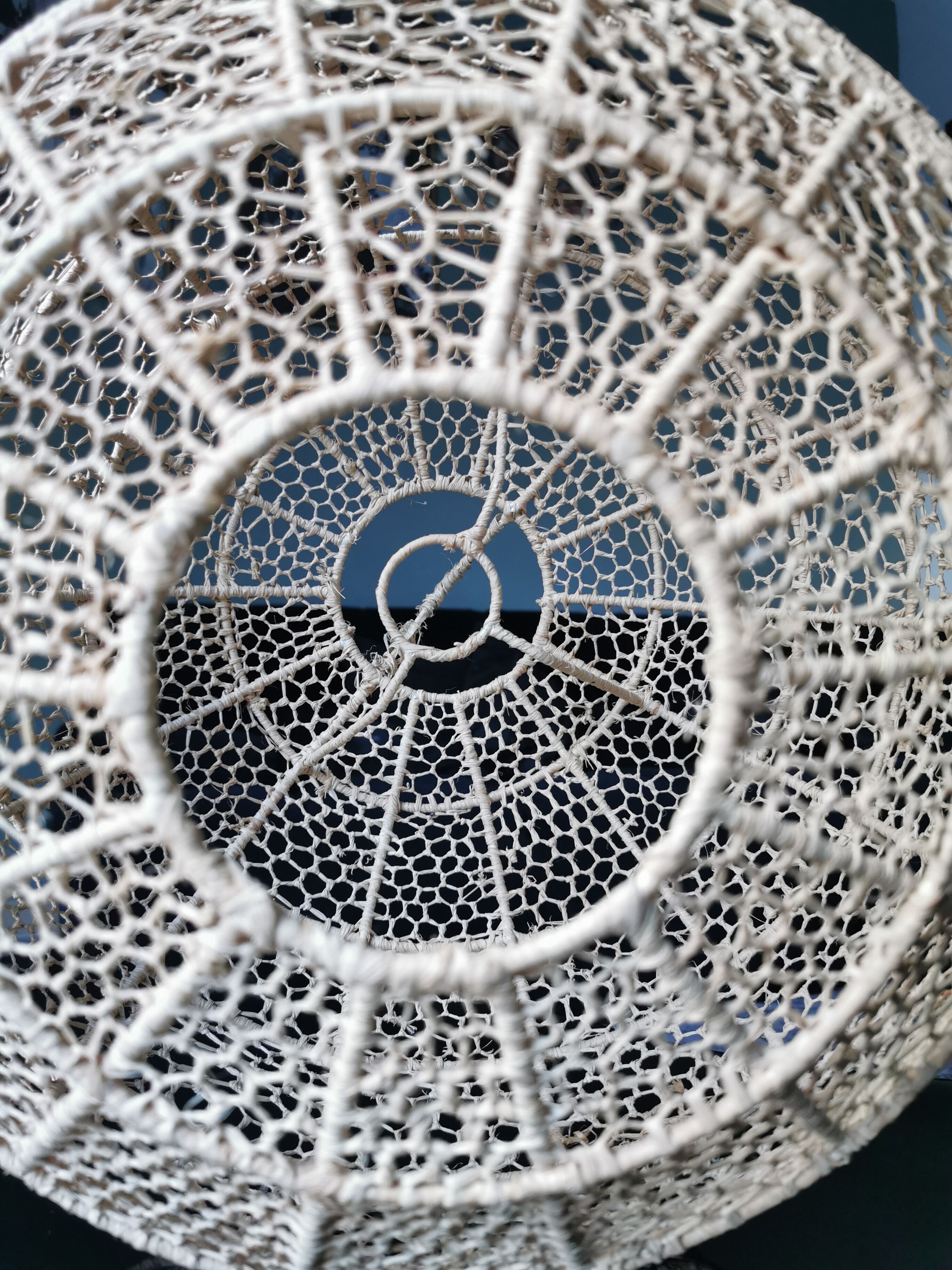 Suspension in raffia