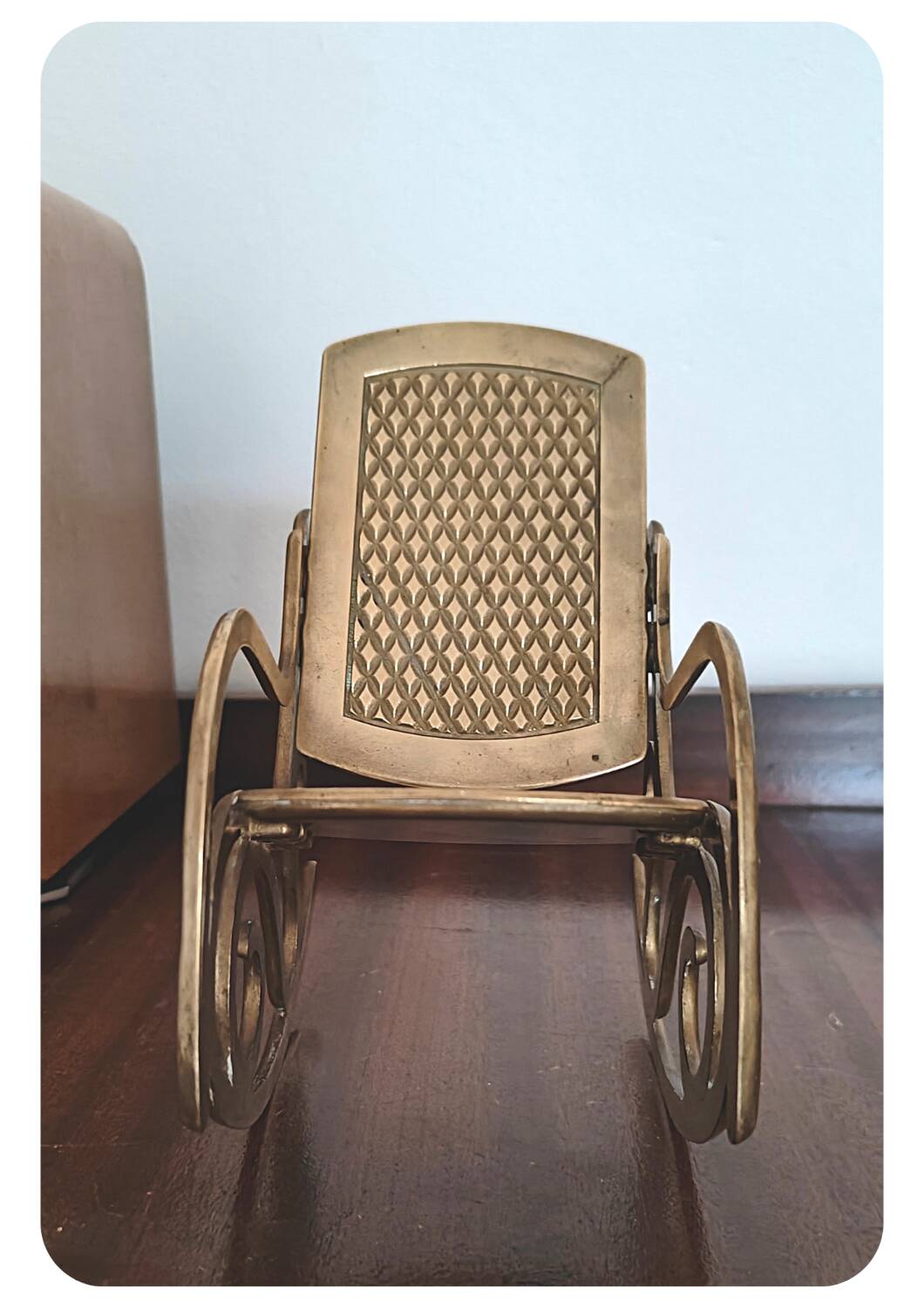 Chaise berçante en laiton vintage - grande miniature