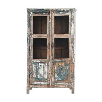 Armoire vitrée en bois patiné