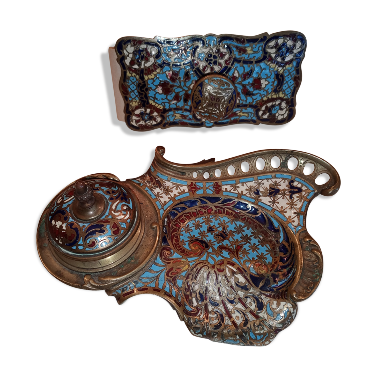 Bronze desk needs partitioned