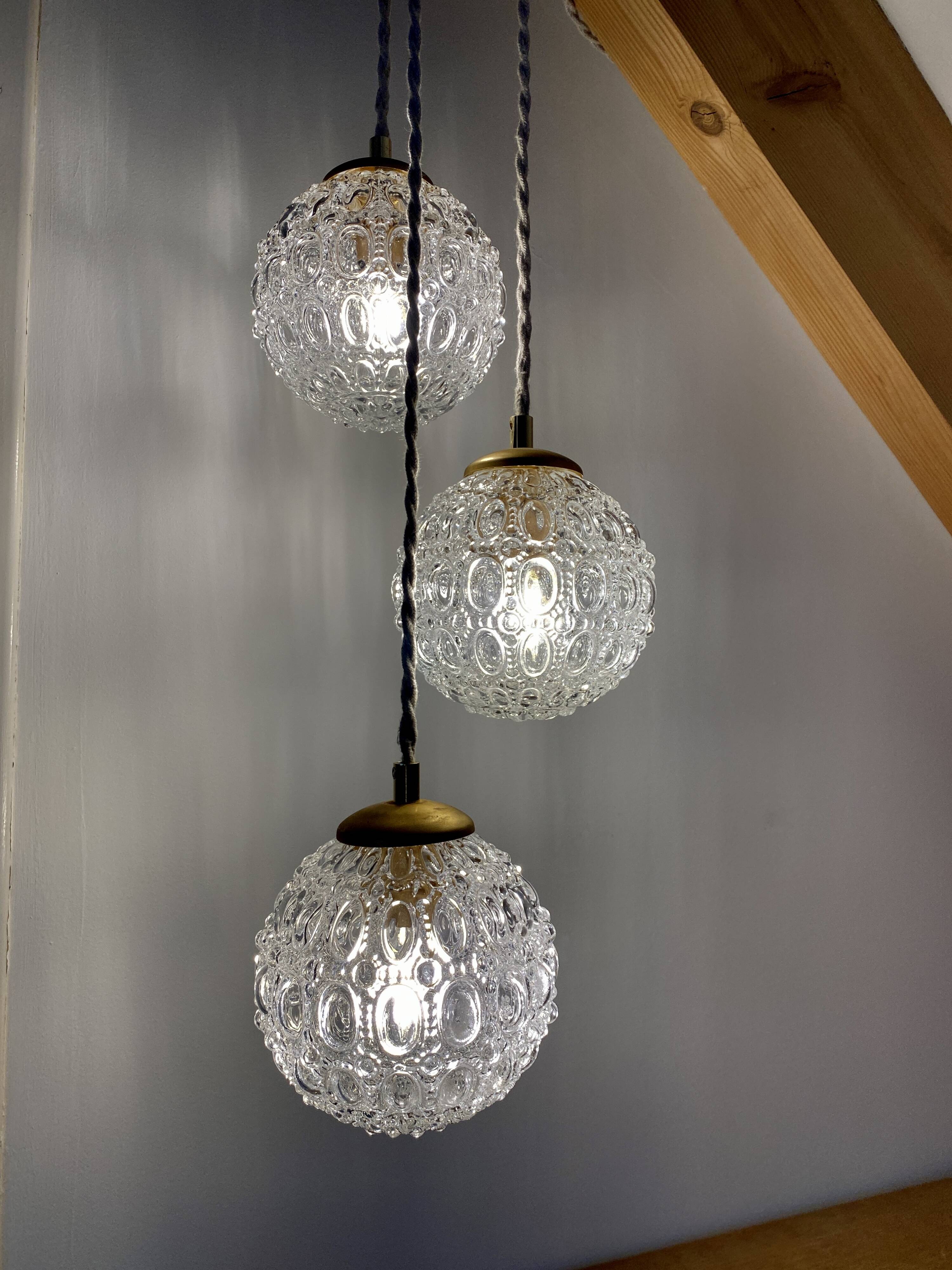 Suspension cascade three lights vintage globes in molded glass
