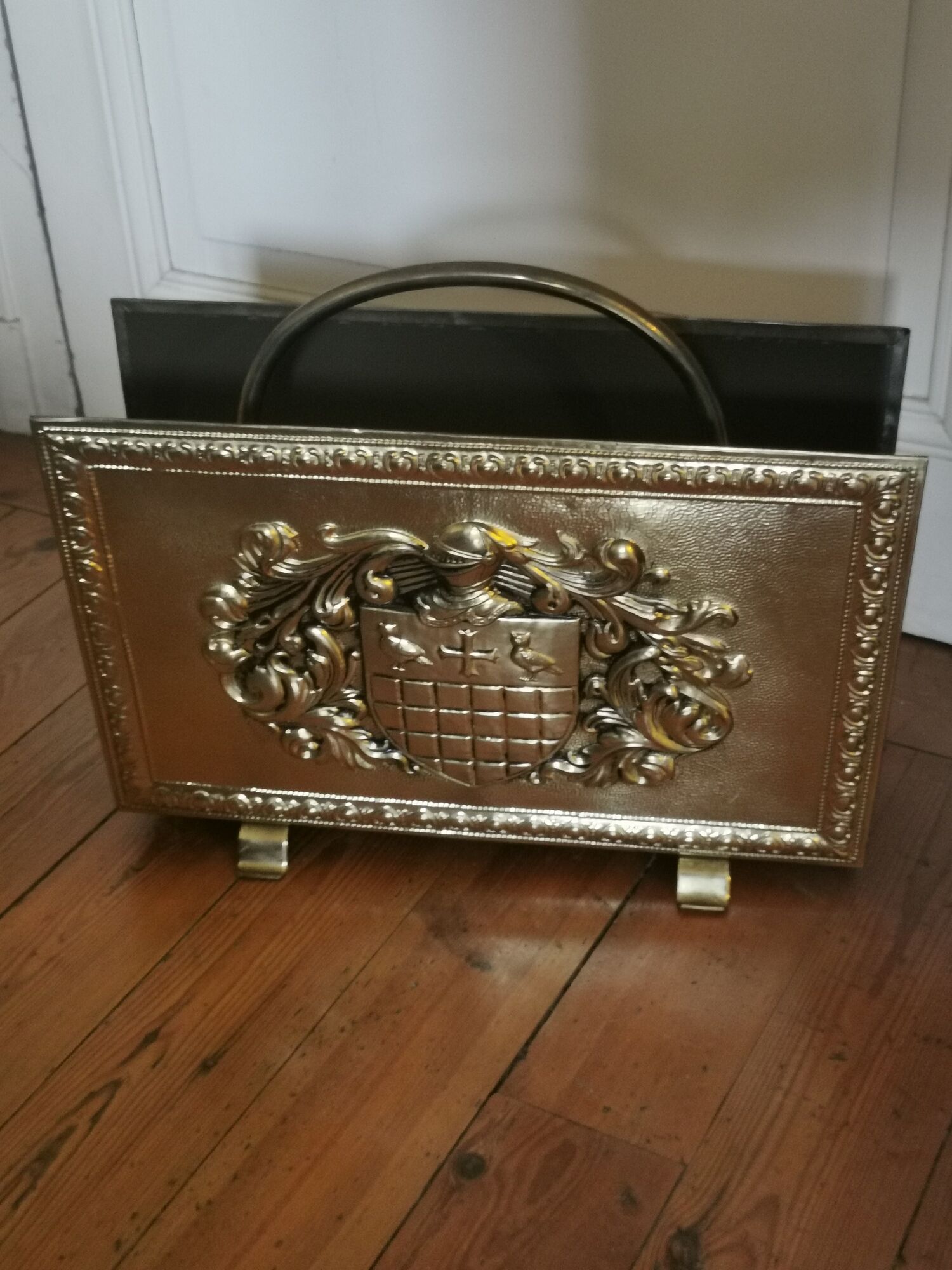 Magazine rack in painted sheet metal and brass pushed back twentieth century