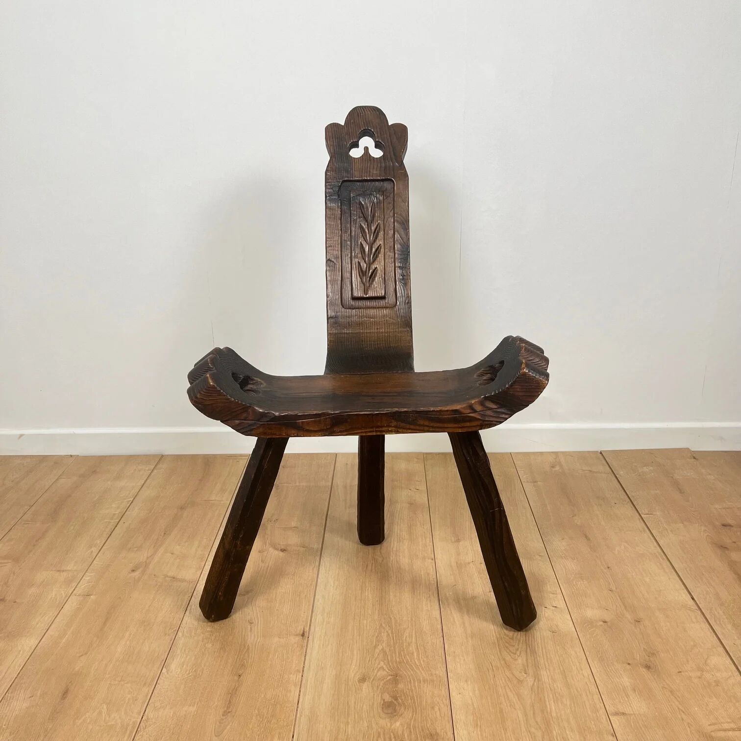 Pair of low tripod chairs in solid wood, mid-20th century.
