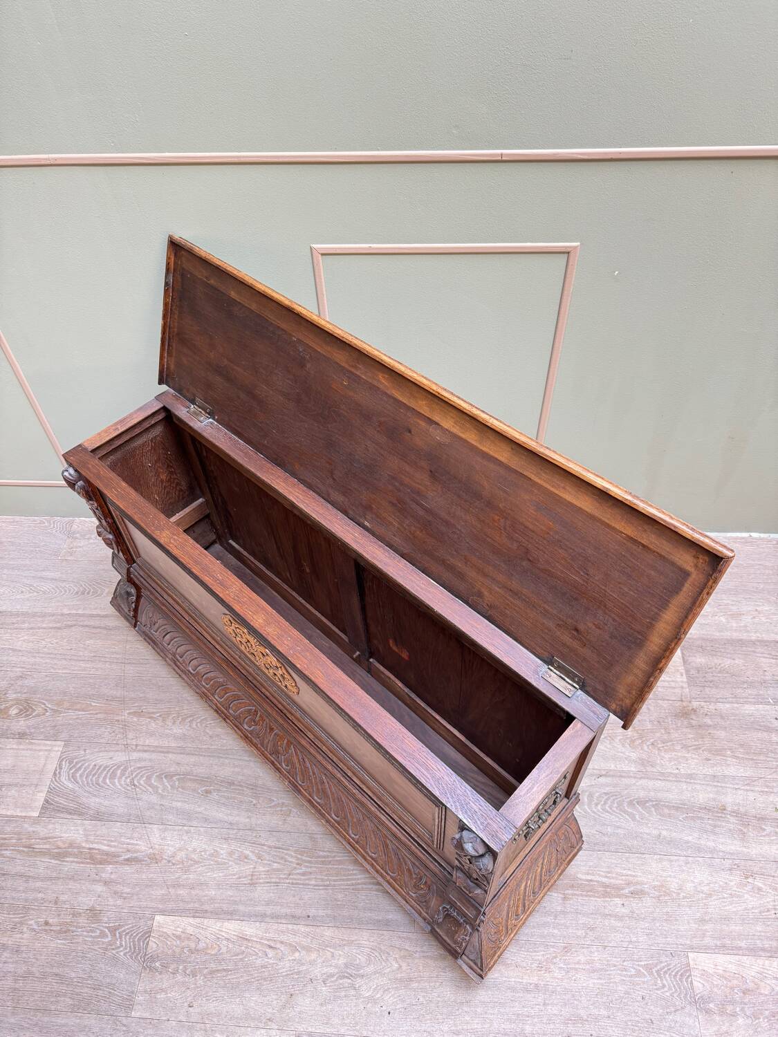 Banc coffre en bois naturel de style Louis XIII