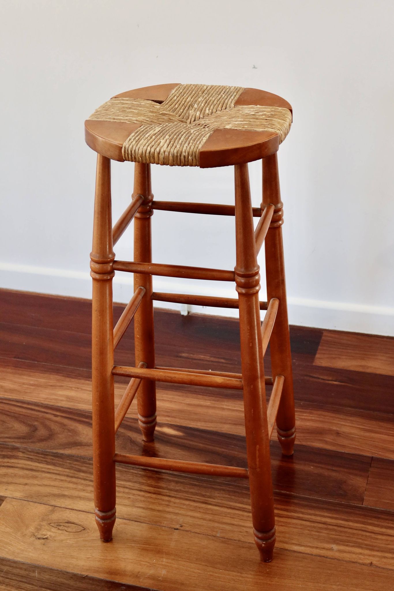 Tabouret de bar ancien en bois et assise paillée