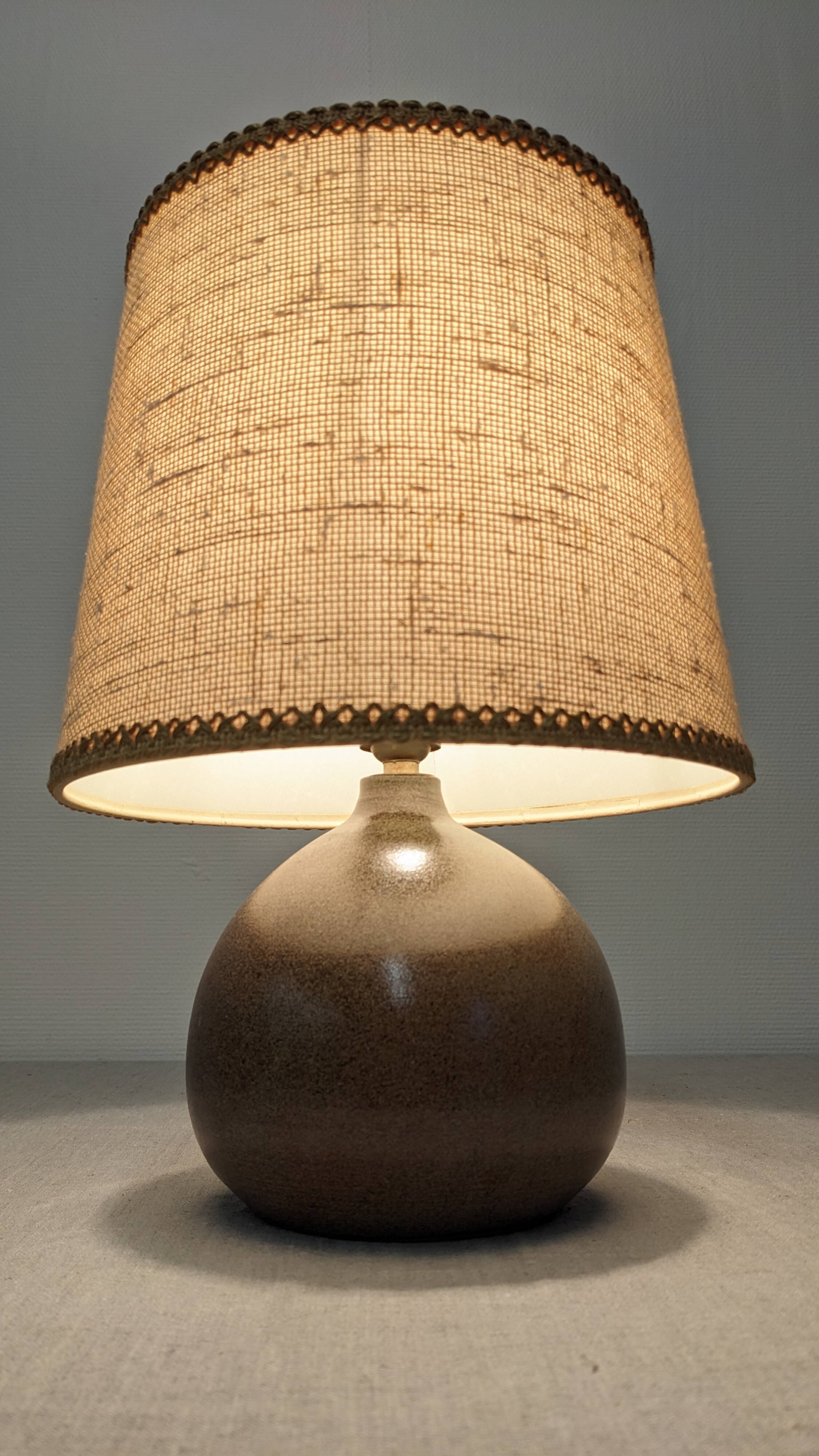Lampe boule en terre cuite vernissée, France vers 1970