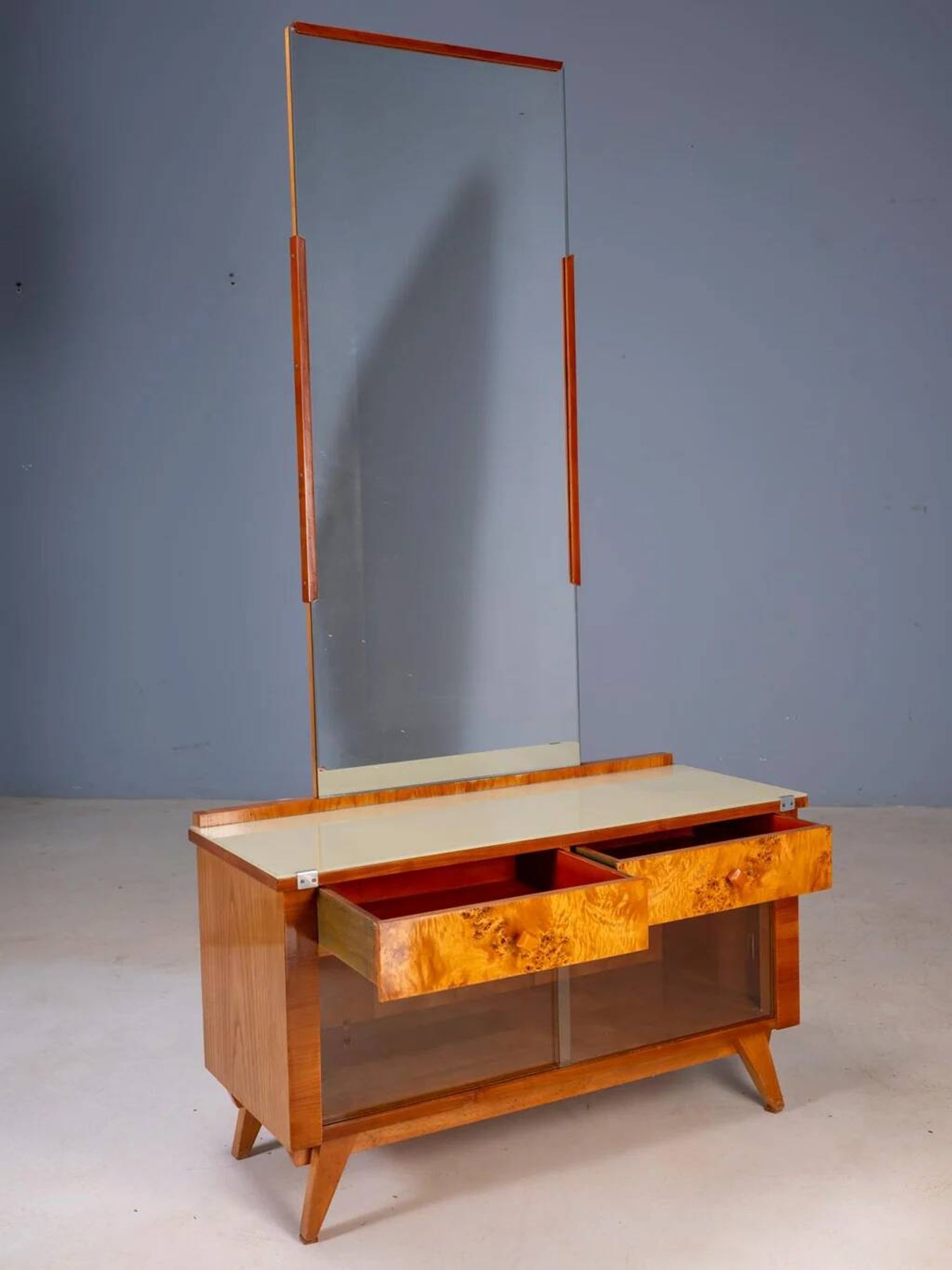 Coiffeuse vintage avec placage de noyer, grand miroir et armoires de rangement.