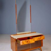 Coiffeuse vintage avec placage de noyer, grand miroir et armoires de rangement.