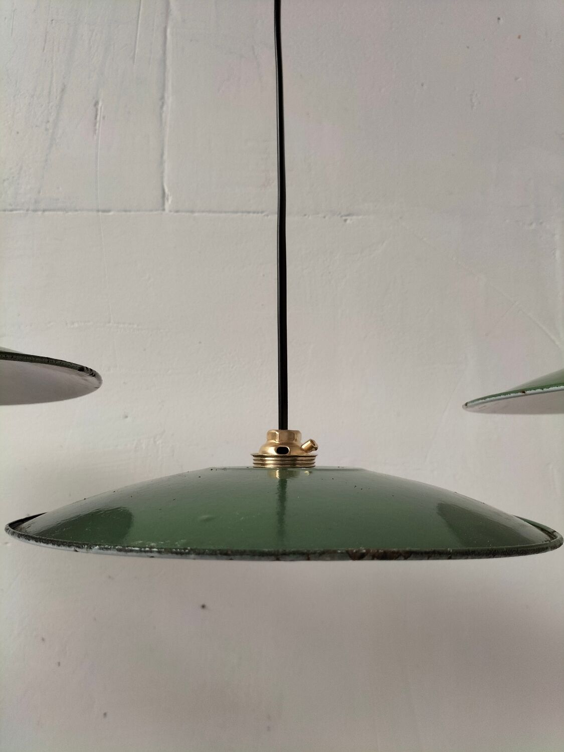 Suspensions in enamelled sheets