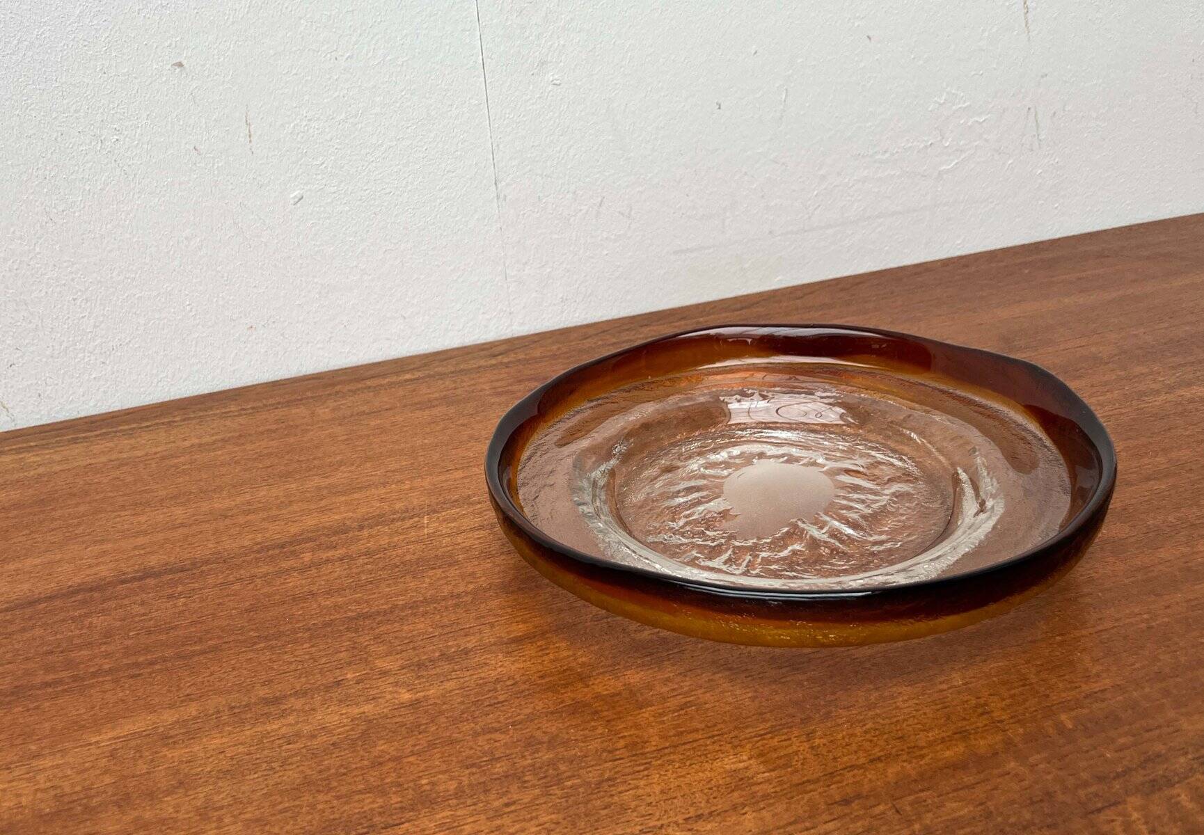 Modern mid-century glass bowl by Pertti Santalahti for Humppila, Finland, 1960s.