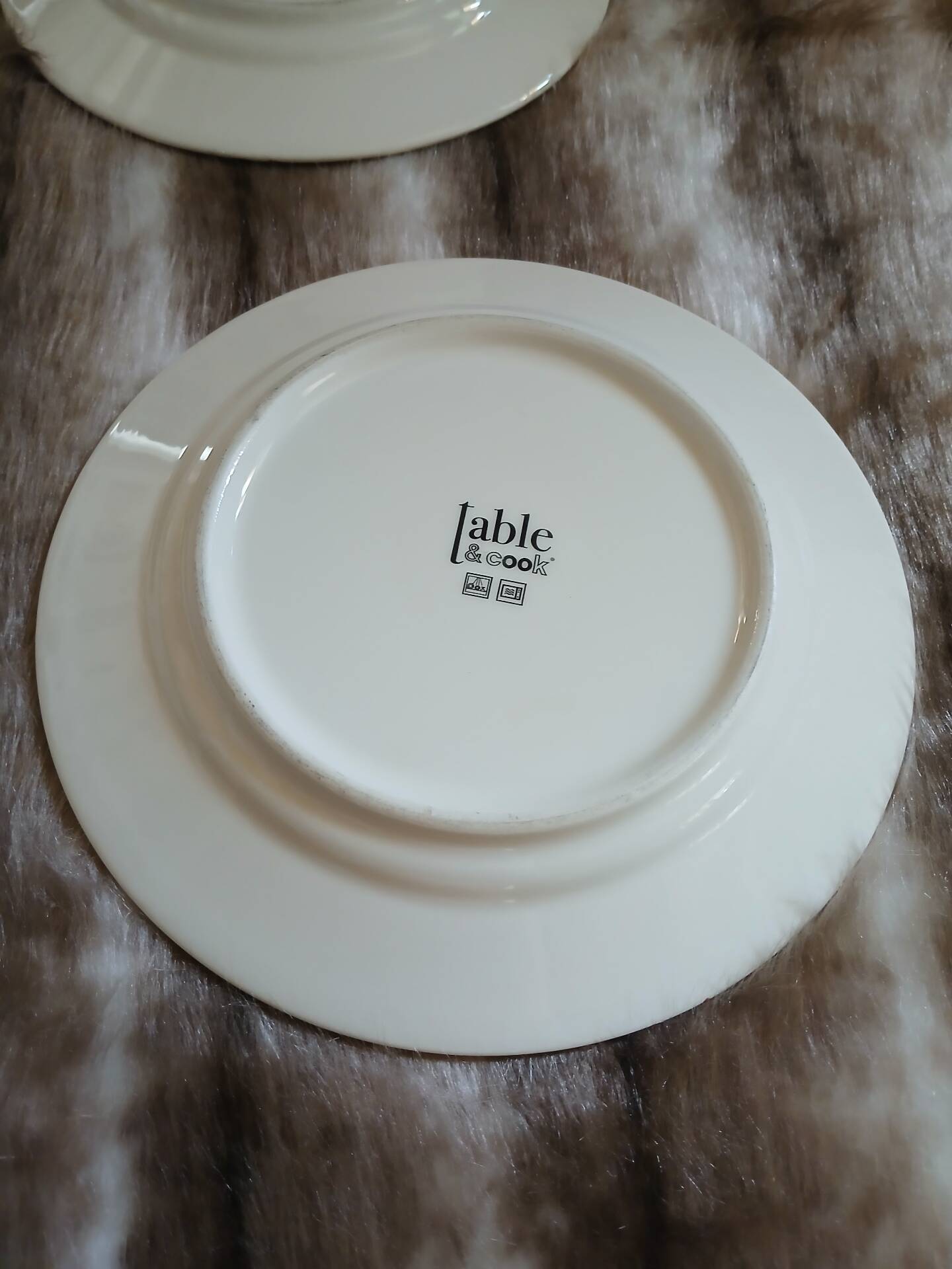 6 checked dinner plates