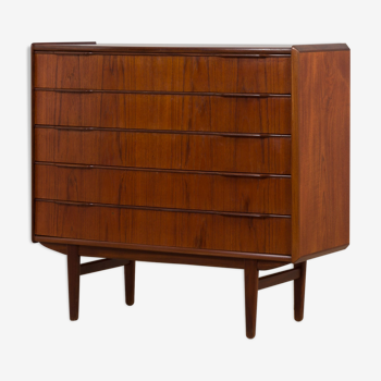 Mid-century modern Wide Danish Dresser in teak by Vordingborg Møbelfabrik.