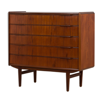 Mid-century modern Wide Danish Dresser in teak by Vordingborg Møbelfabrik.