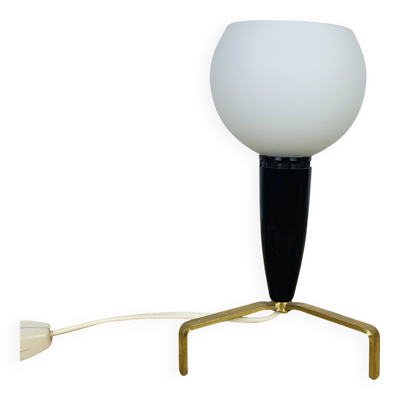 Lampe tripode laiton années 50, globe opaline