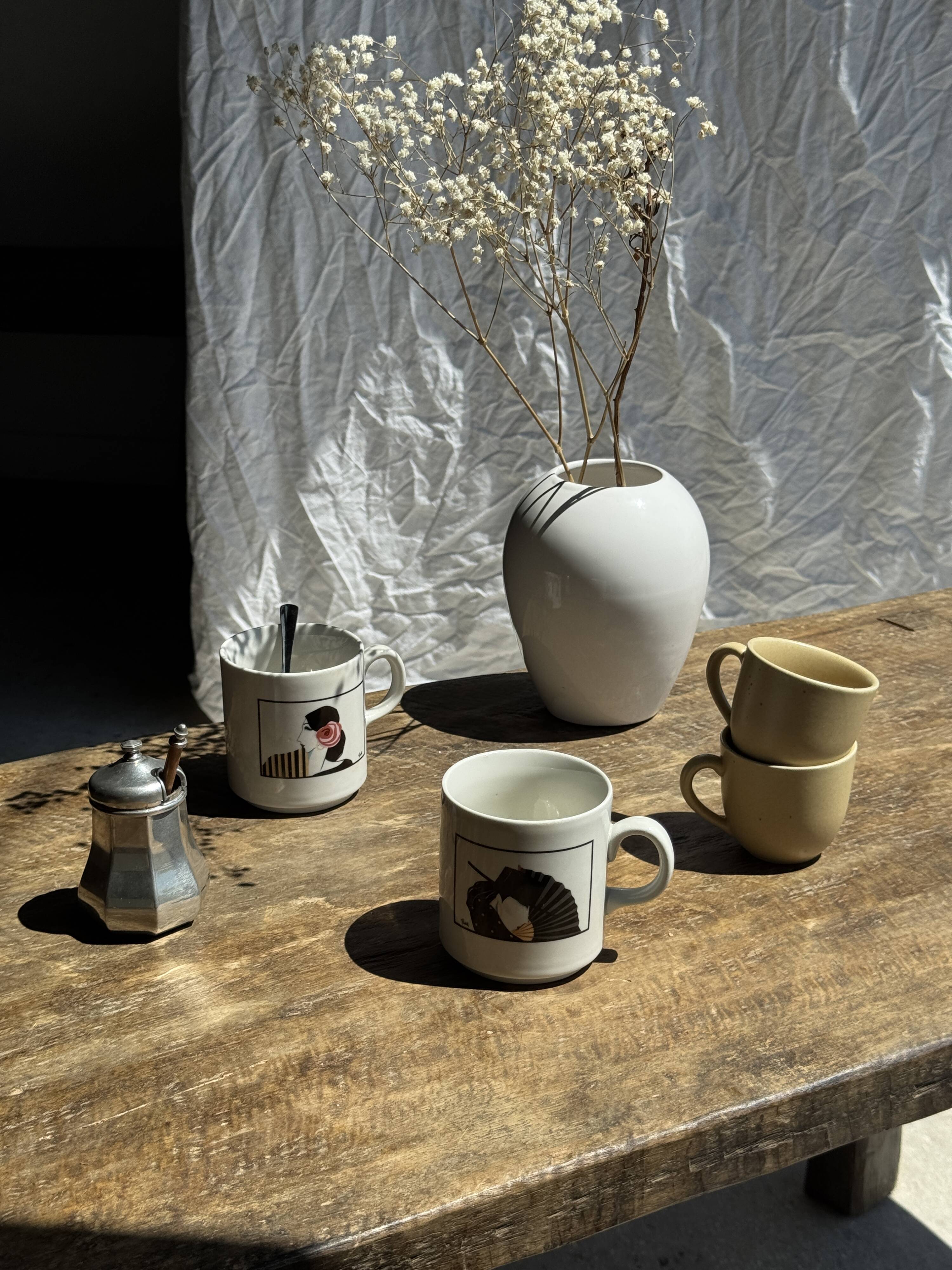 Pair of mugs with stylized Italian women motifs