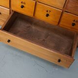 Grande apothicairerie / meuble d'école industrielle néerlandaise en hêtre, milieu du 20e siècle