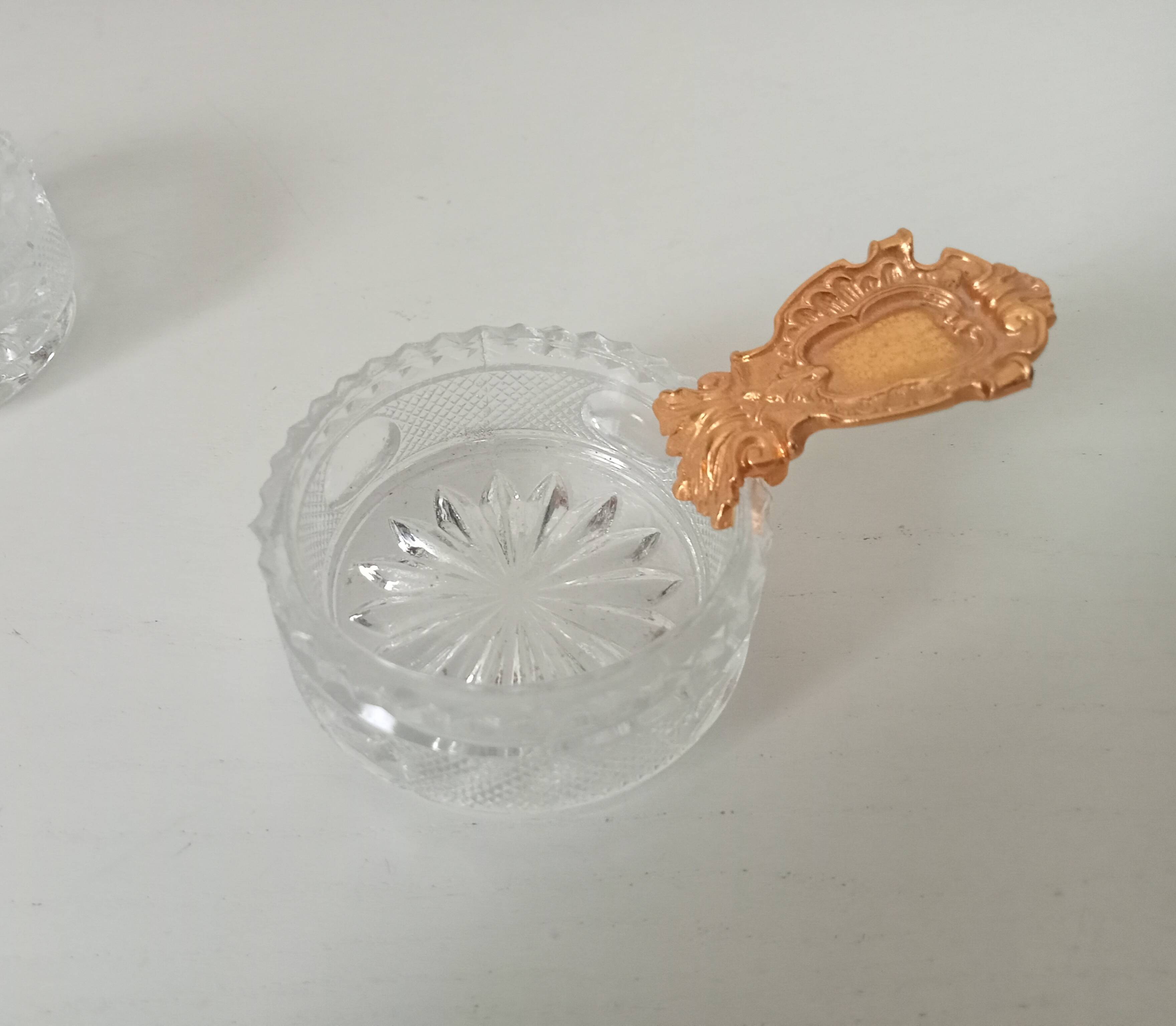Individual ashtray in molded glass and gold aluminum
