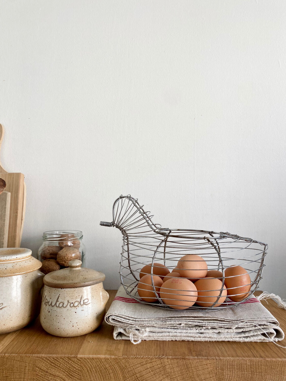 Chicken-shaped egg basket made of metal