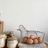 Chicken-shaped egg basket made of metal