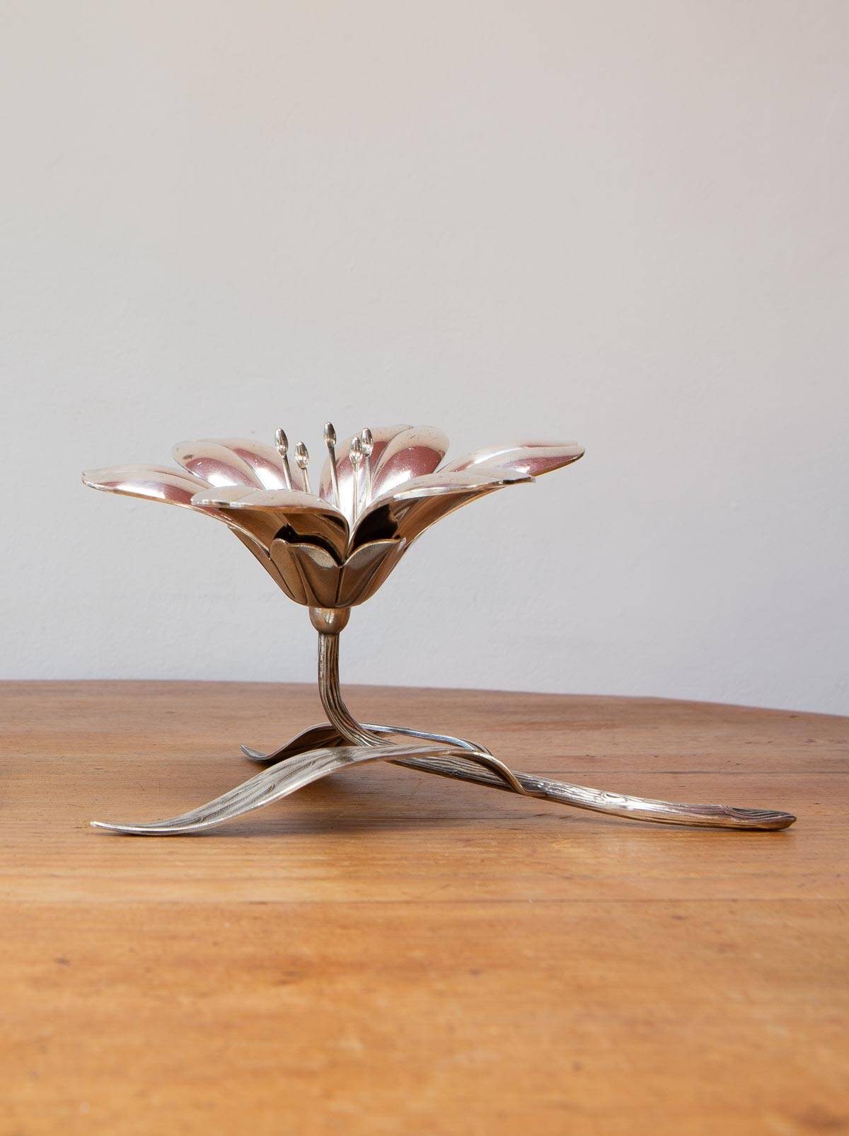 Spanish flower ashtray from the 60s/70s in silver metal