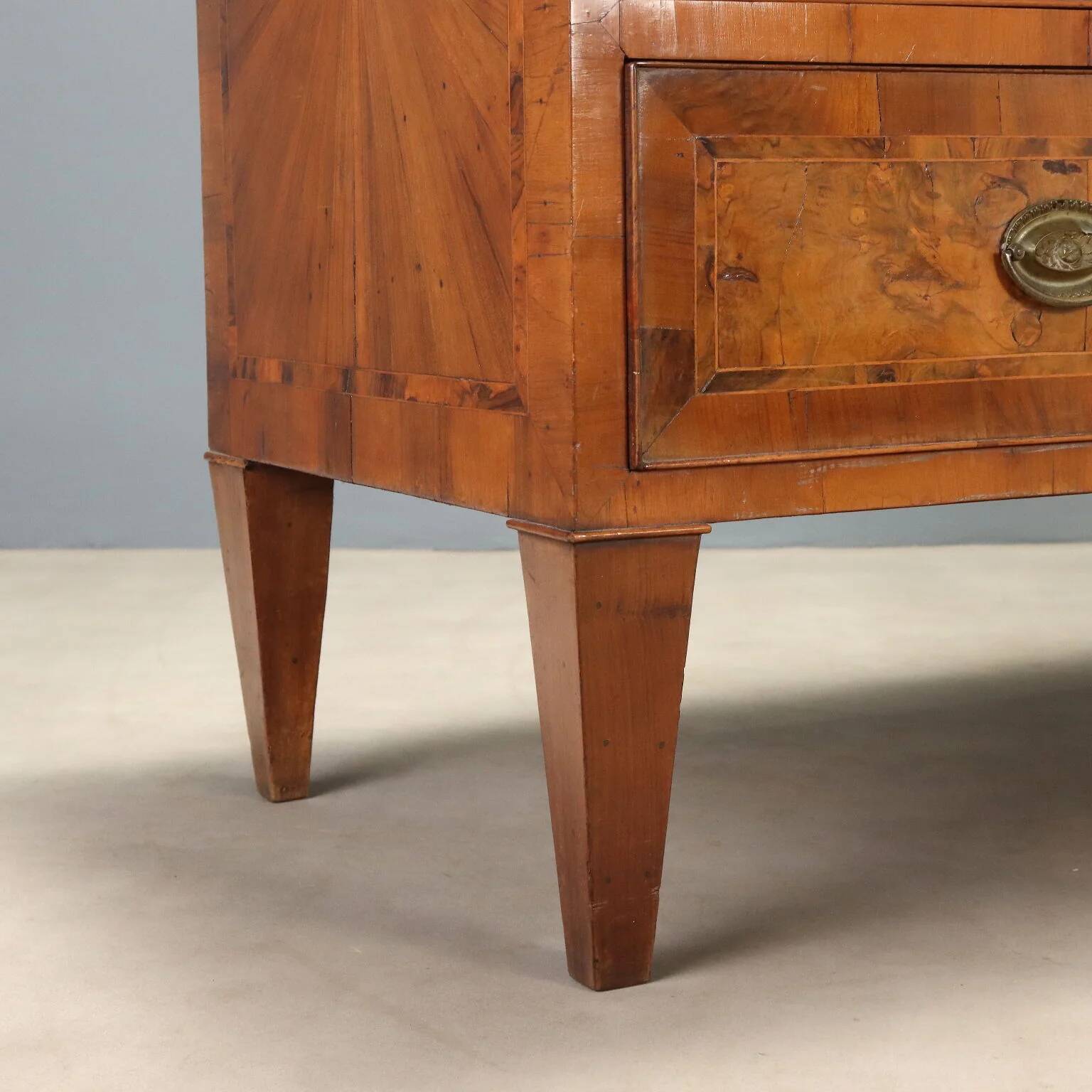 Neoclassical commode in walnut and burl.