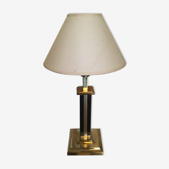 Black and gold lamp marks the Daophin