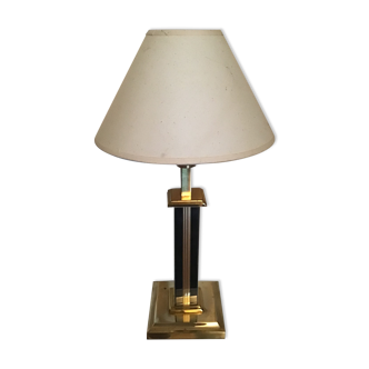 Black and gold lamp marks the Daophin