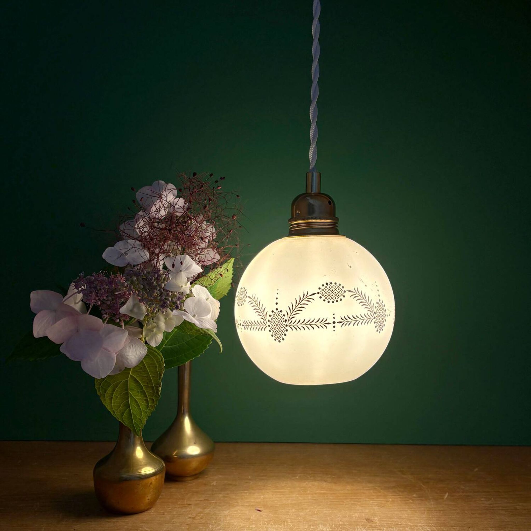 Suspension globe vintage en opaline blanche et dorée