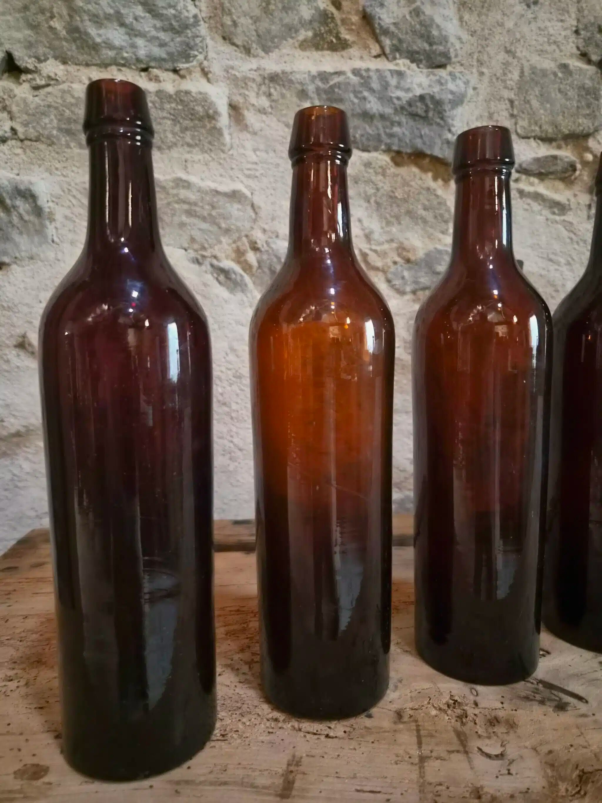 Set of 10 bottles of old Bordeaux French wine in ruby brown glass, 19th century.