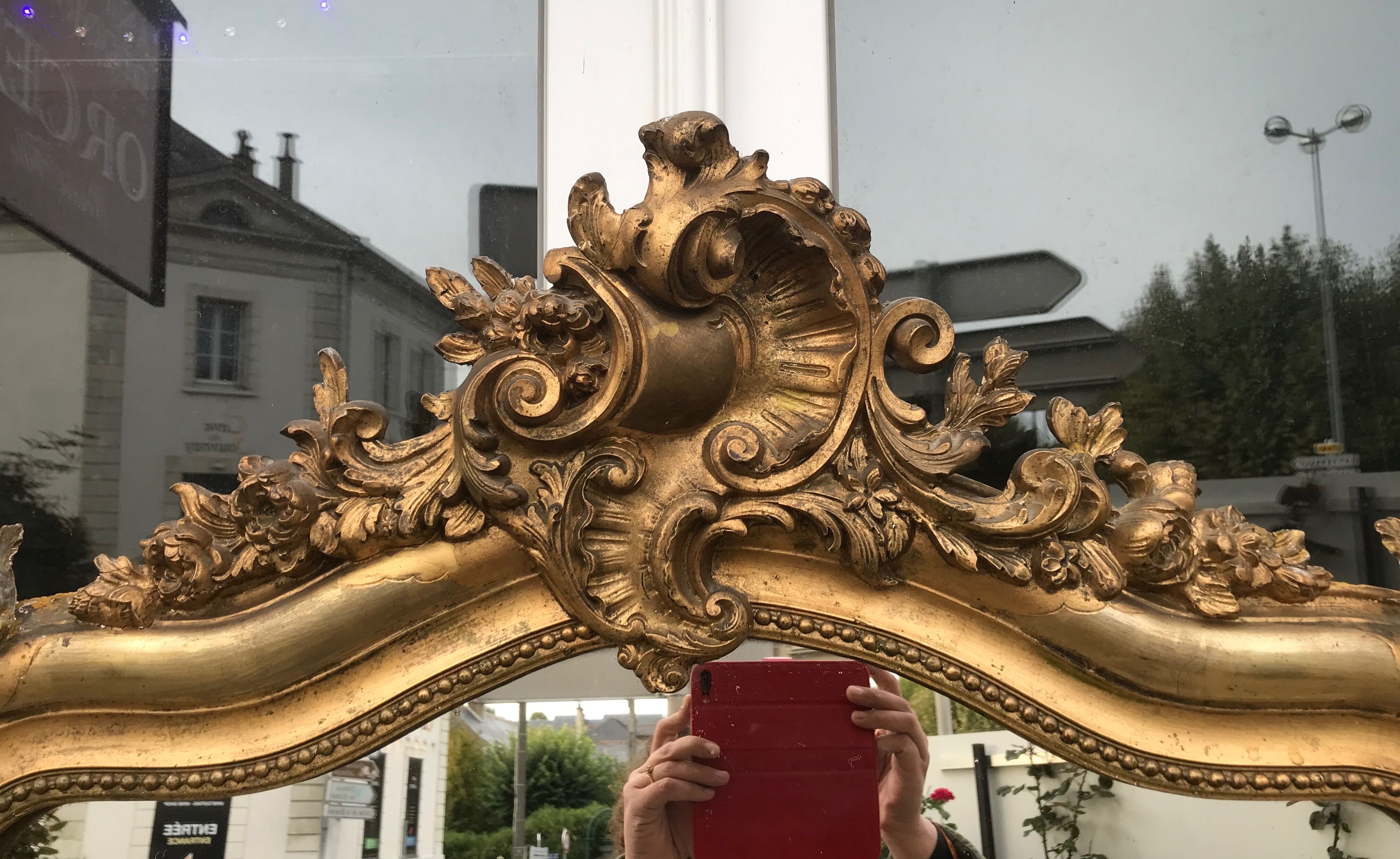 Mirror with a golden leaf pediment, 151x90cm
