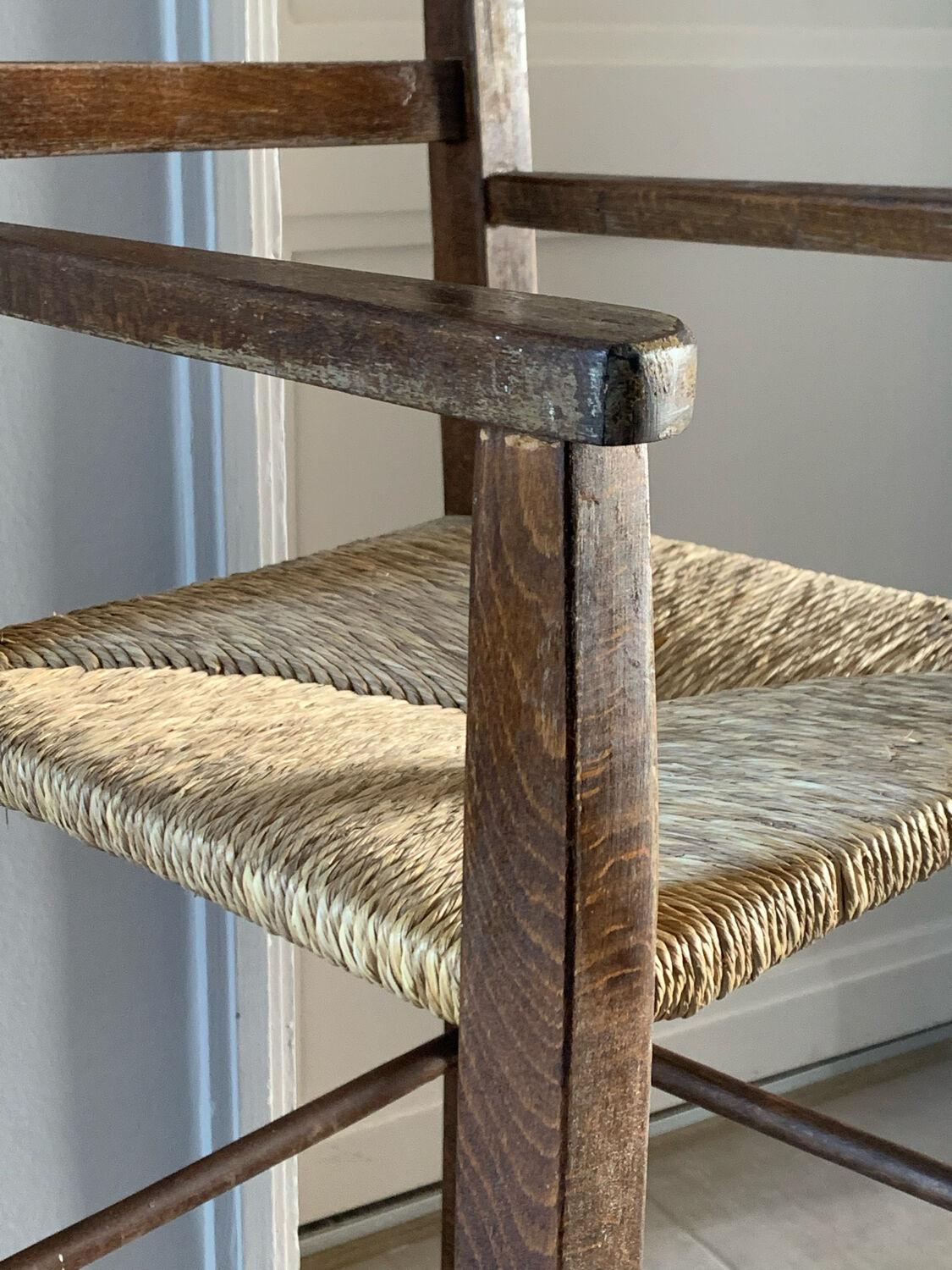 High chair in wood and straw