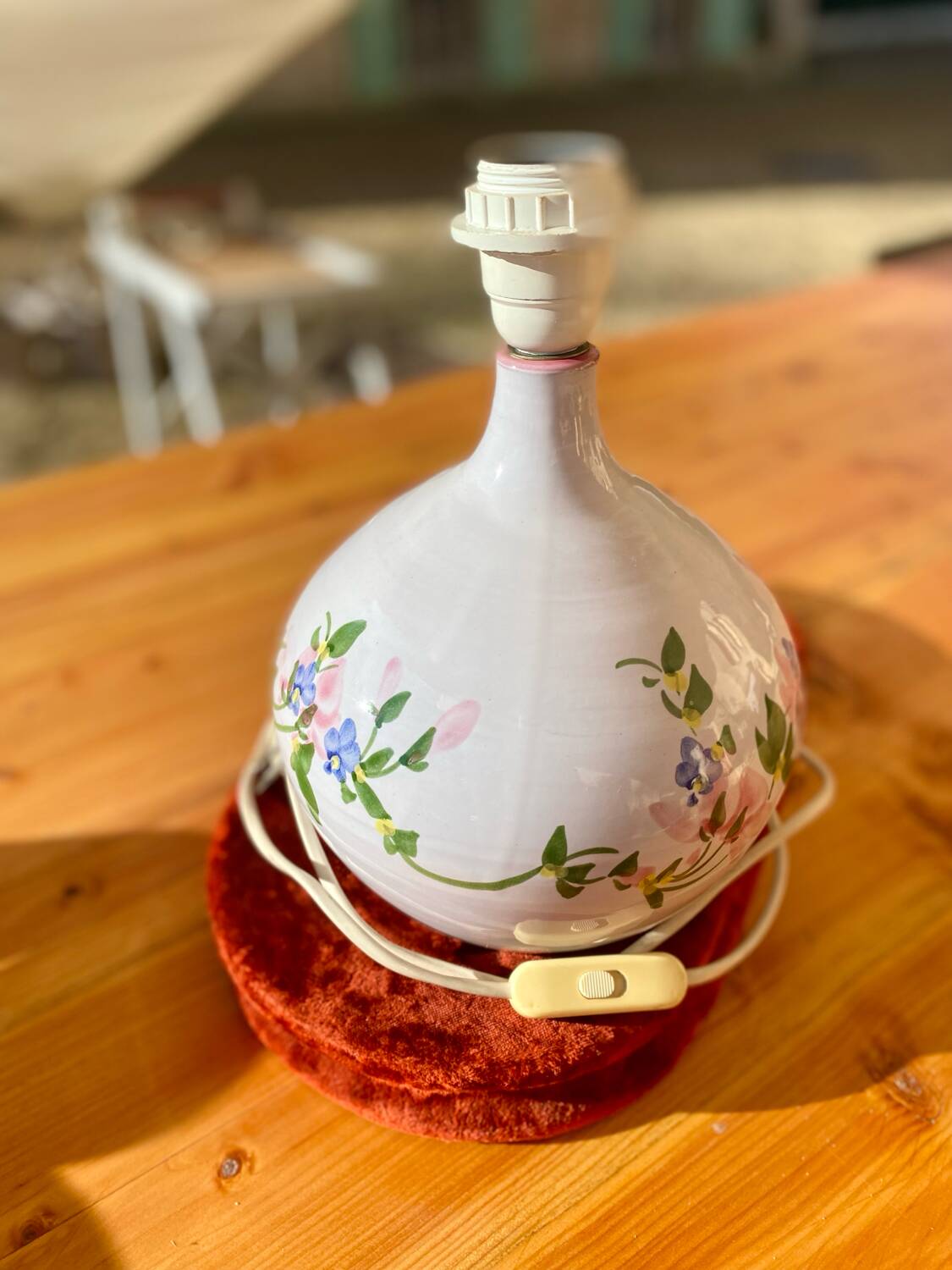 Flowery ceramic lamp
