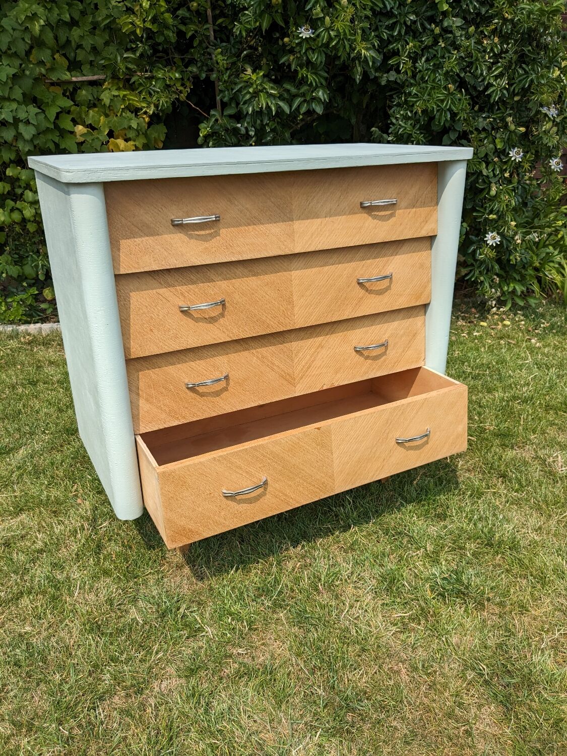 Commode scandinave pieds compas