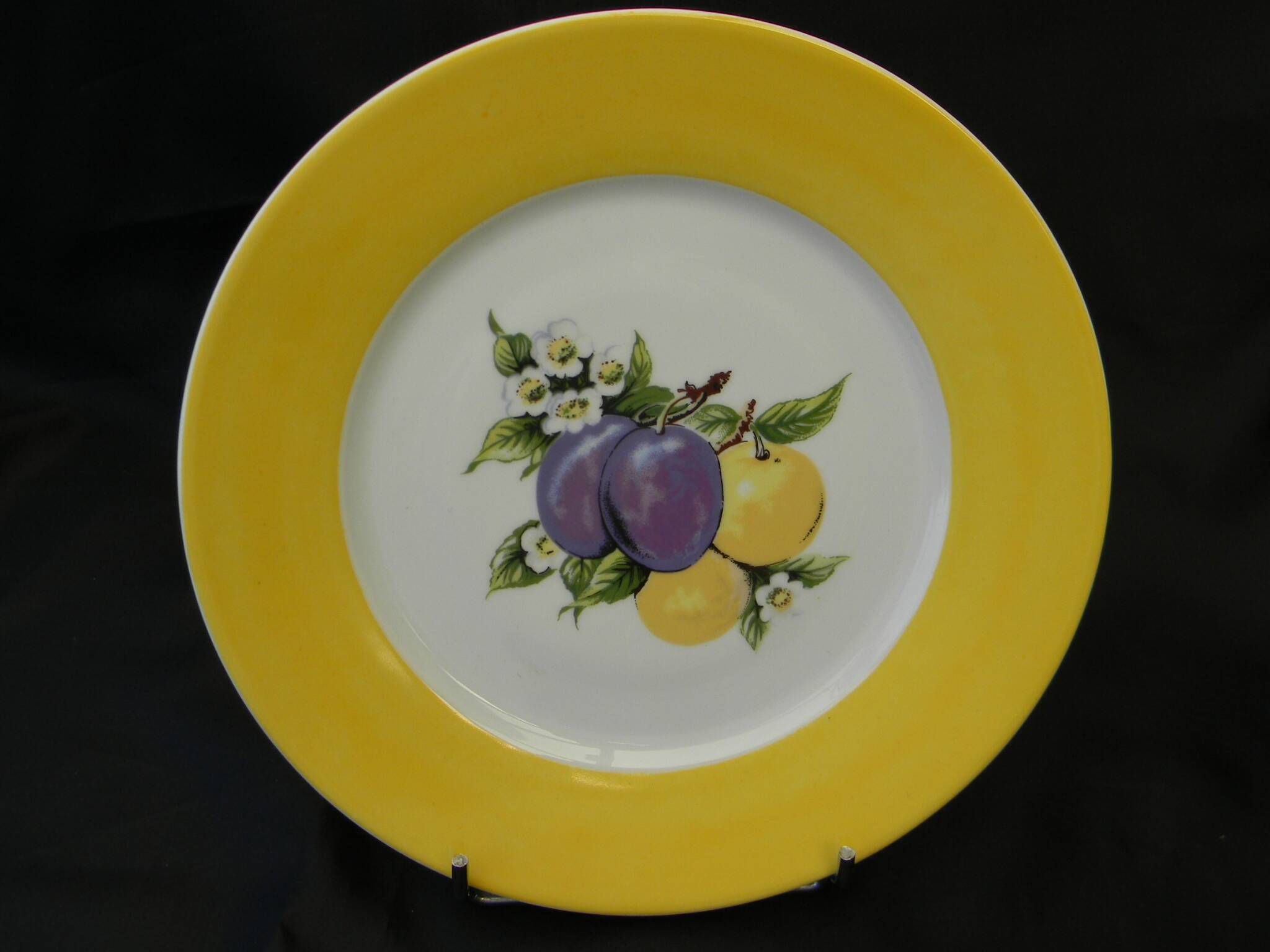 6 flat plates in porcelain from LIMOGES. Fruit decoration.