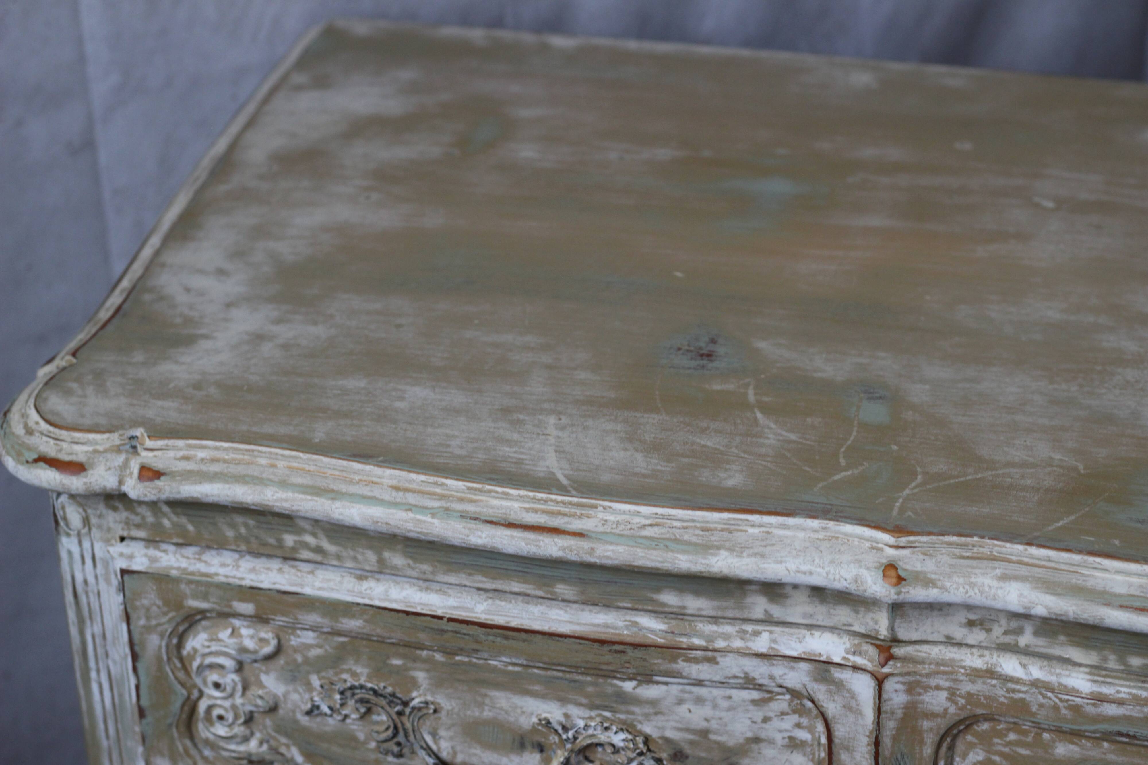 Commode arbalete ancienne patinée beige et blanc