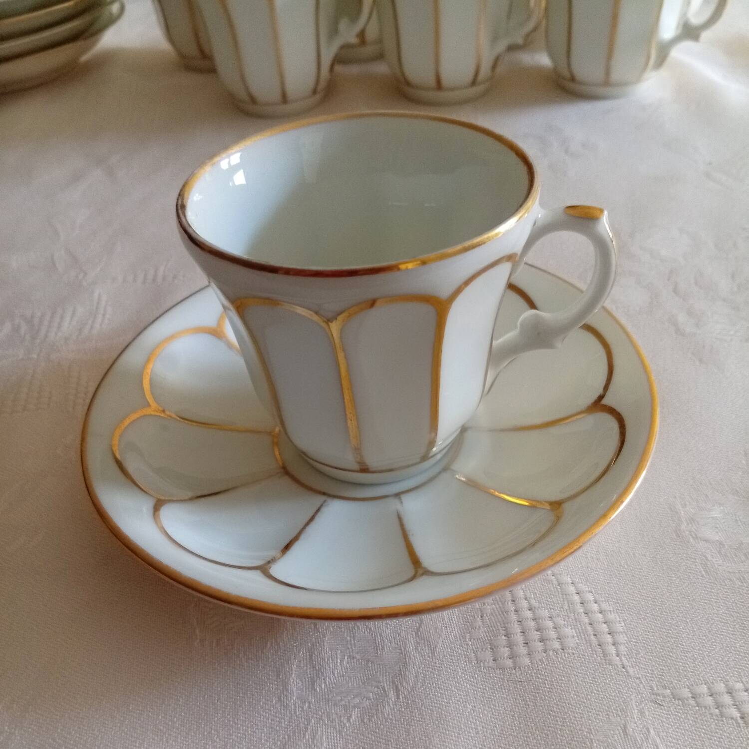 Set of 8 pairs of cups and saucers in Paris porcelain