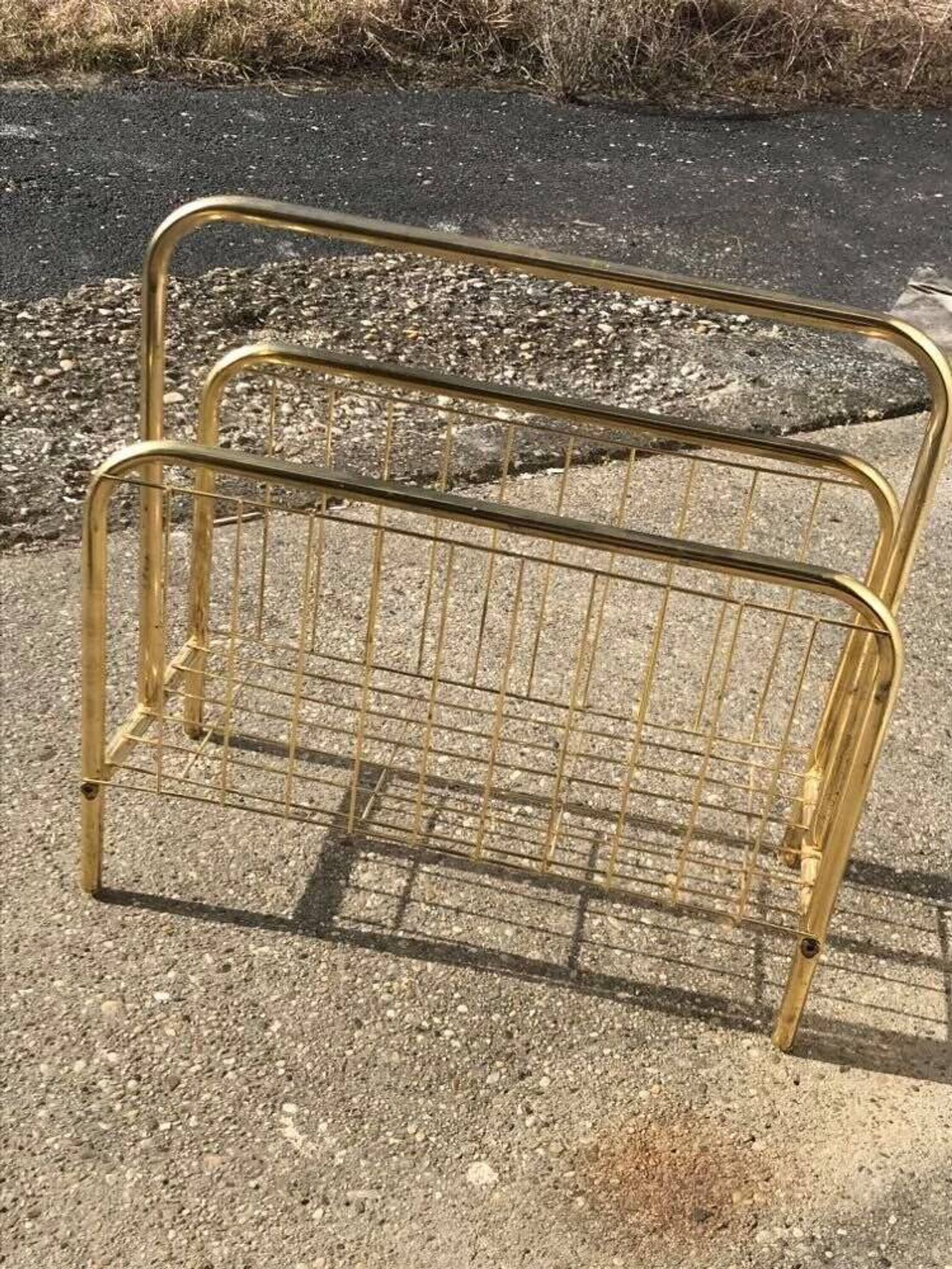 Mid-century magazine rack in gilded brass and wood, vintage 70s, Hungary.