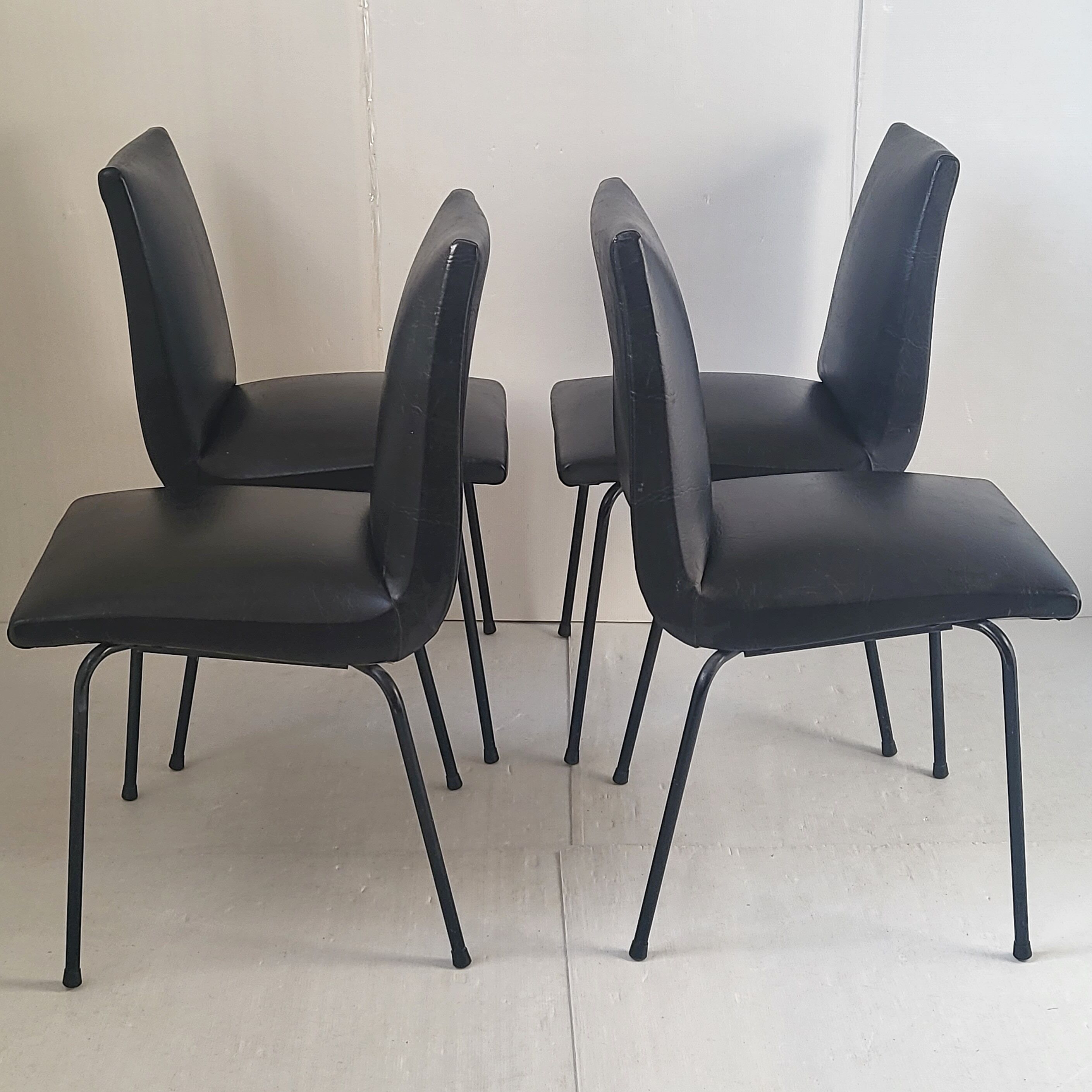 Suite de 4 chaises de Pierre Guariche Meurop 1960