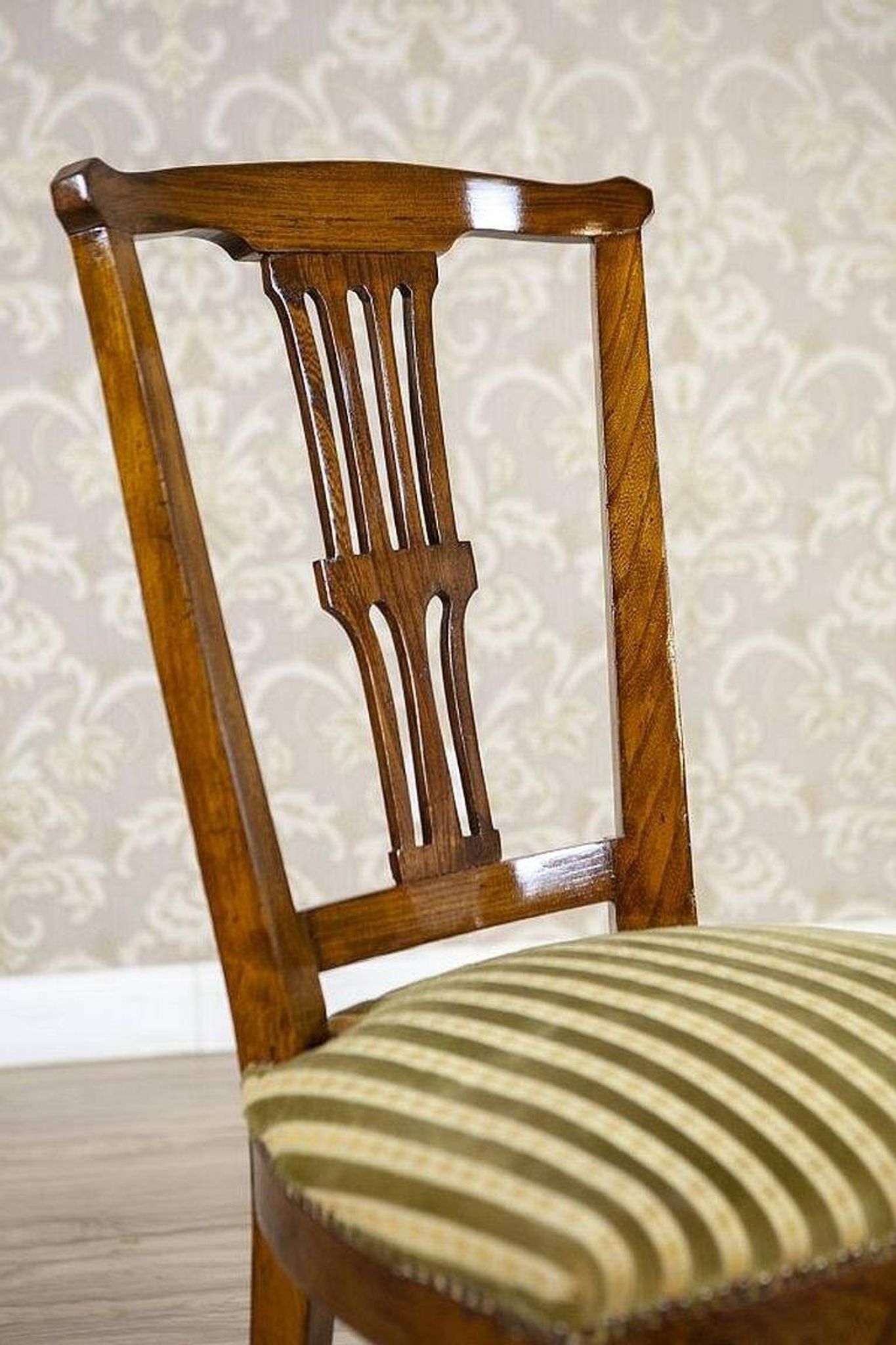 Chaise en orme des années 1940 avec tapisserie rayée.