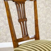 Chaise en orme des années 1940 avec tapisserie rayée.
