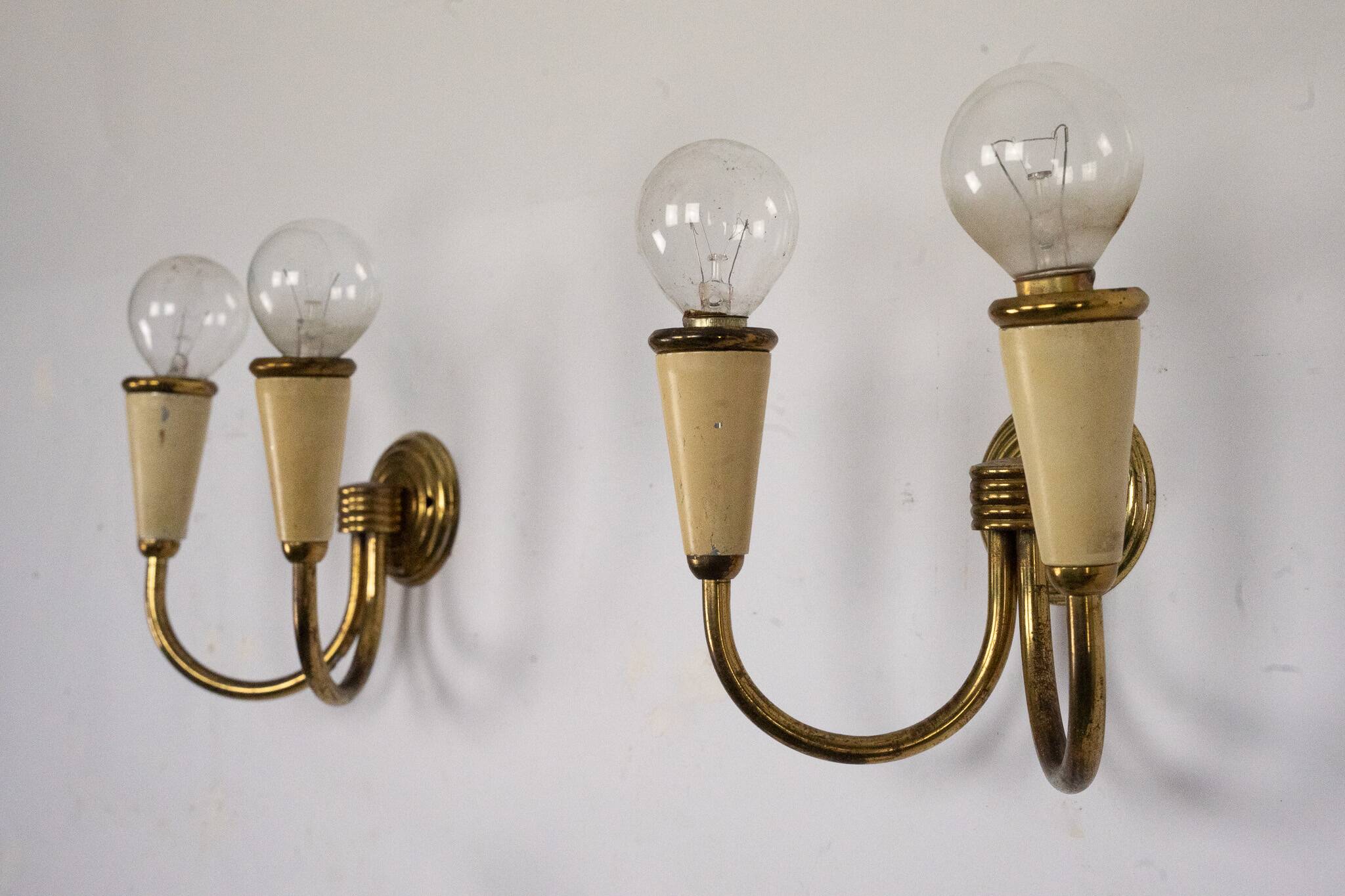 Set of four Mid-Century sconces in lacquer and brass. Italy 1950s