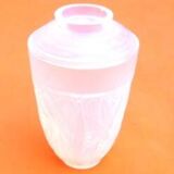 Vase verre opalescent en forme d' urne  Décor de feuillages et de baies