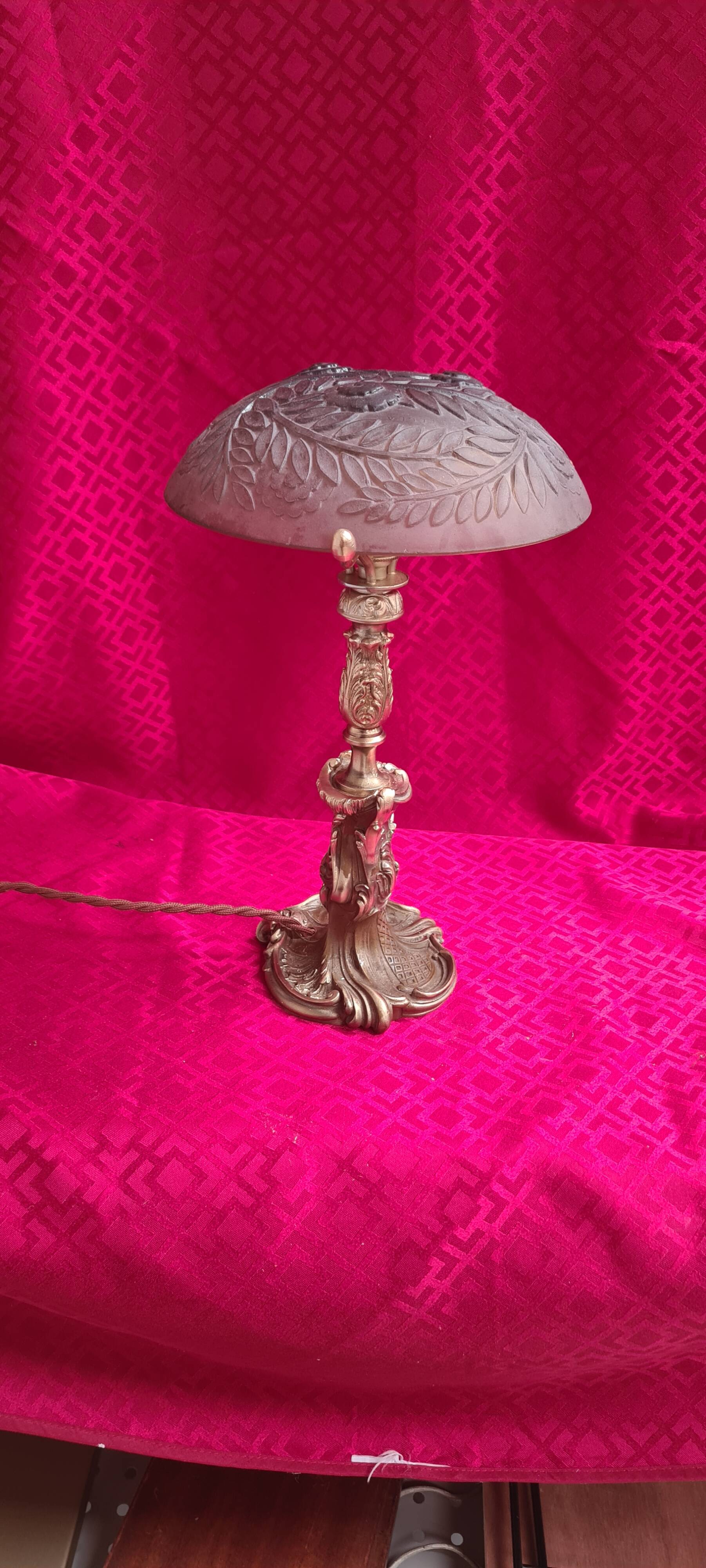 Louis XV bronze lamp rocaille style 34x25, molded glass lampshade signed Stella