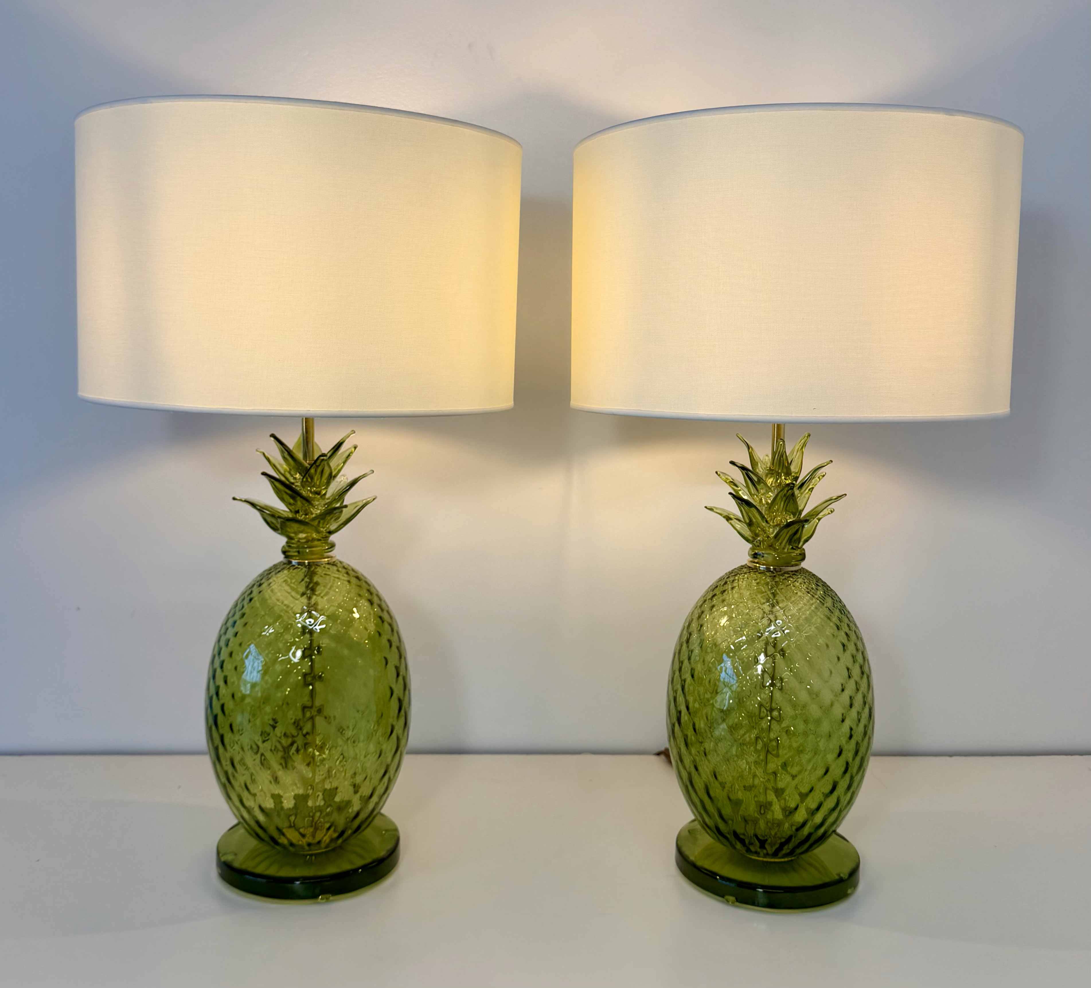 Paire de lampes en verre de Murano en forme d'ananas Art Déco italien avec abat-jours.