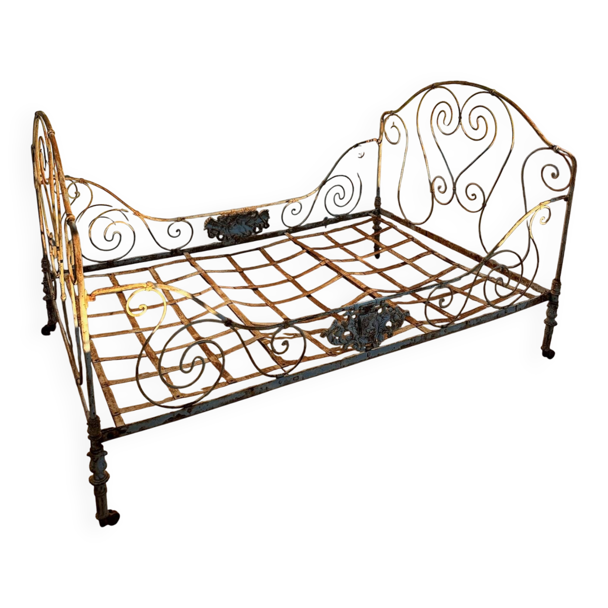 Lit ancien en fer forgé – patine d’origine – début XXe siècle