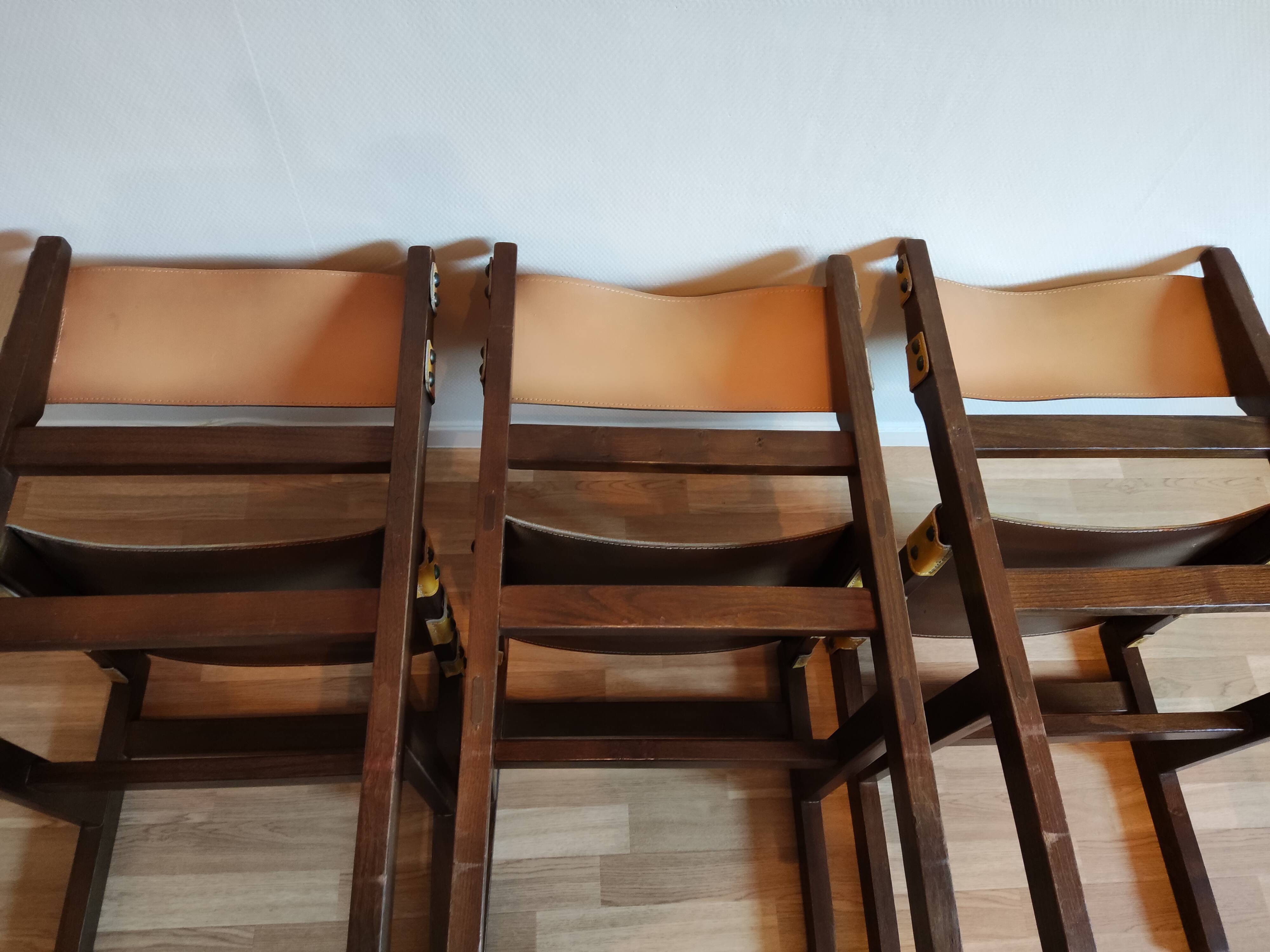 Chaises bois et cuir des années 70