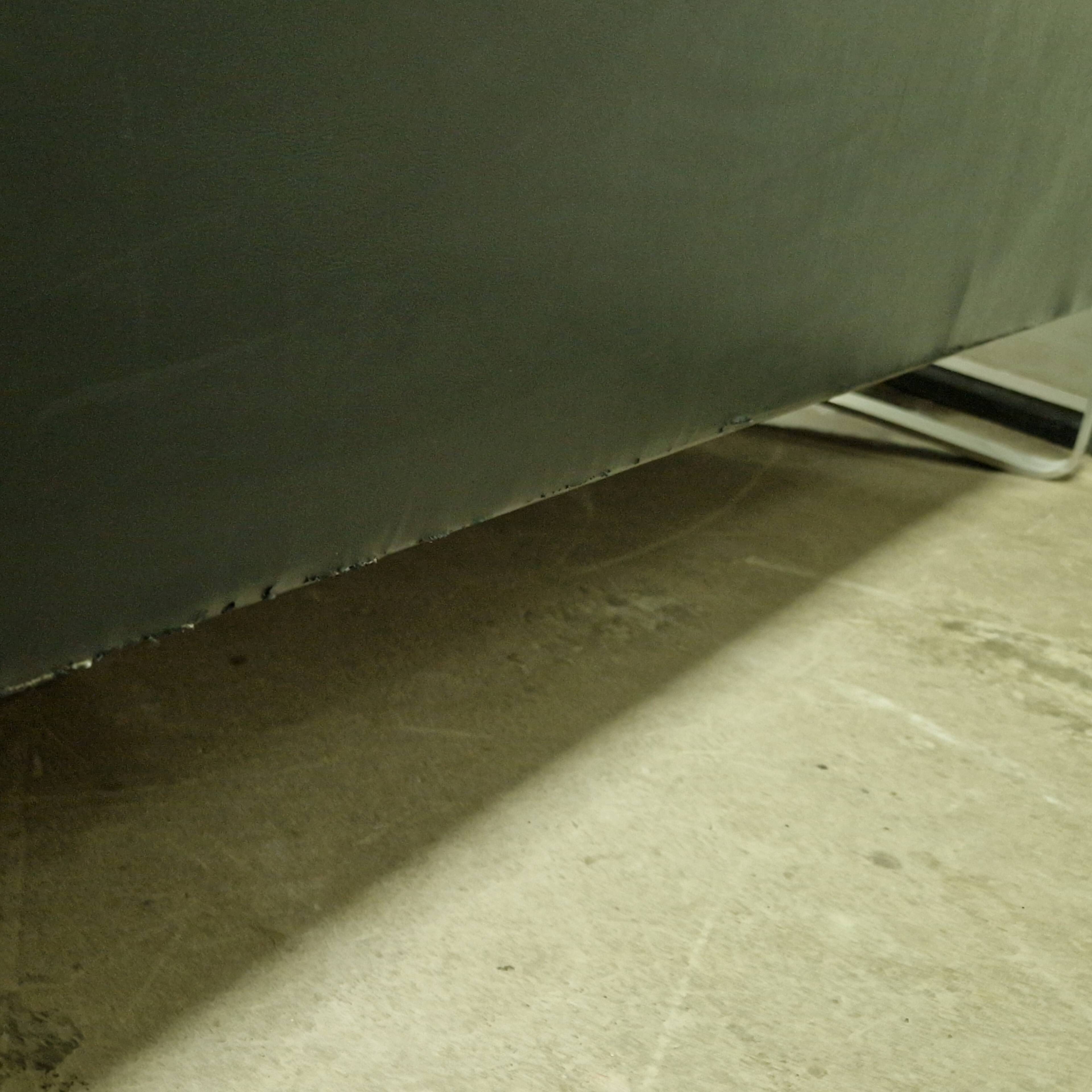 Groupe de sièges modernistes en vinyle noir et métal, Danemark 1950