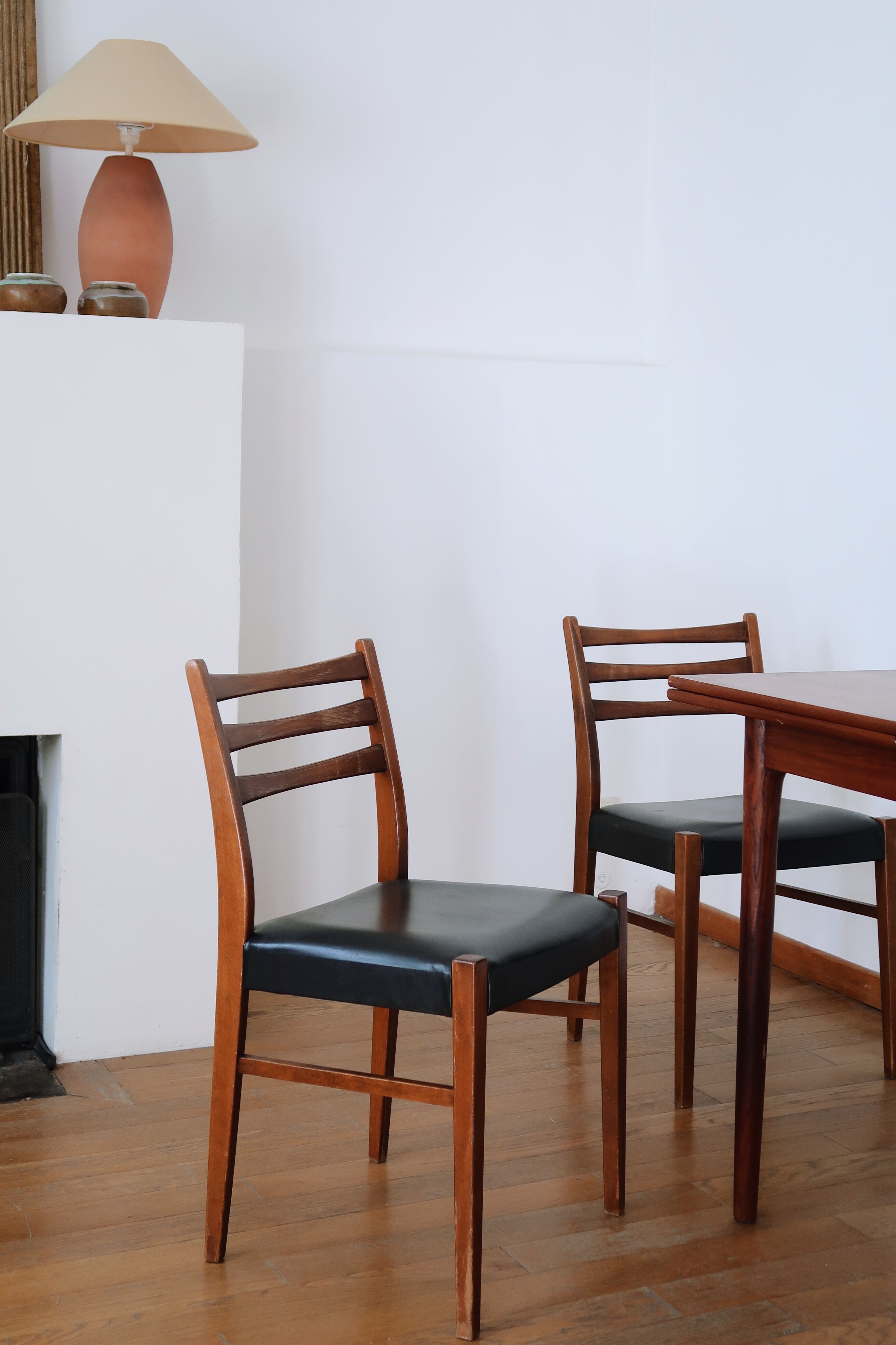 Pair of Scandinavian chairs skaï black