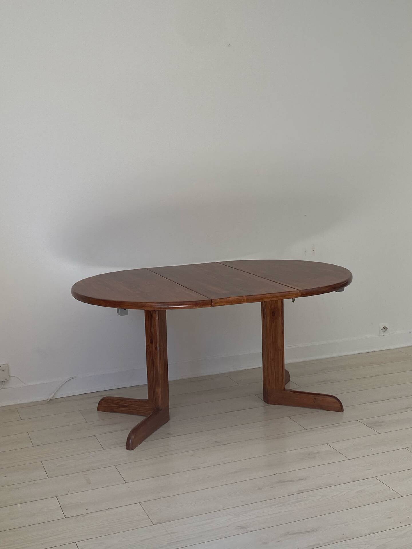 Extendable table for 4/6 people in pine.