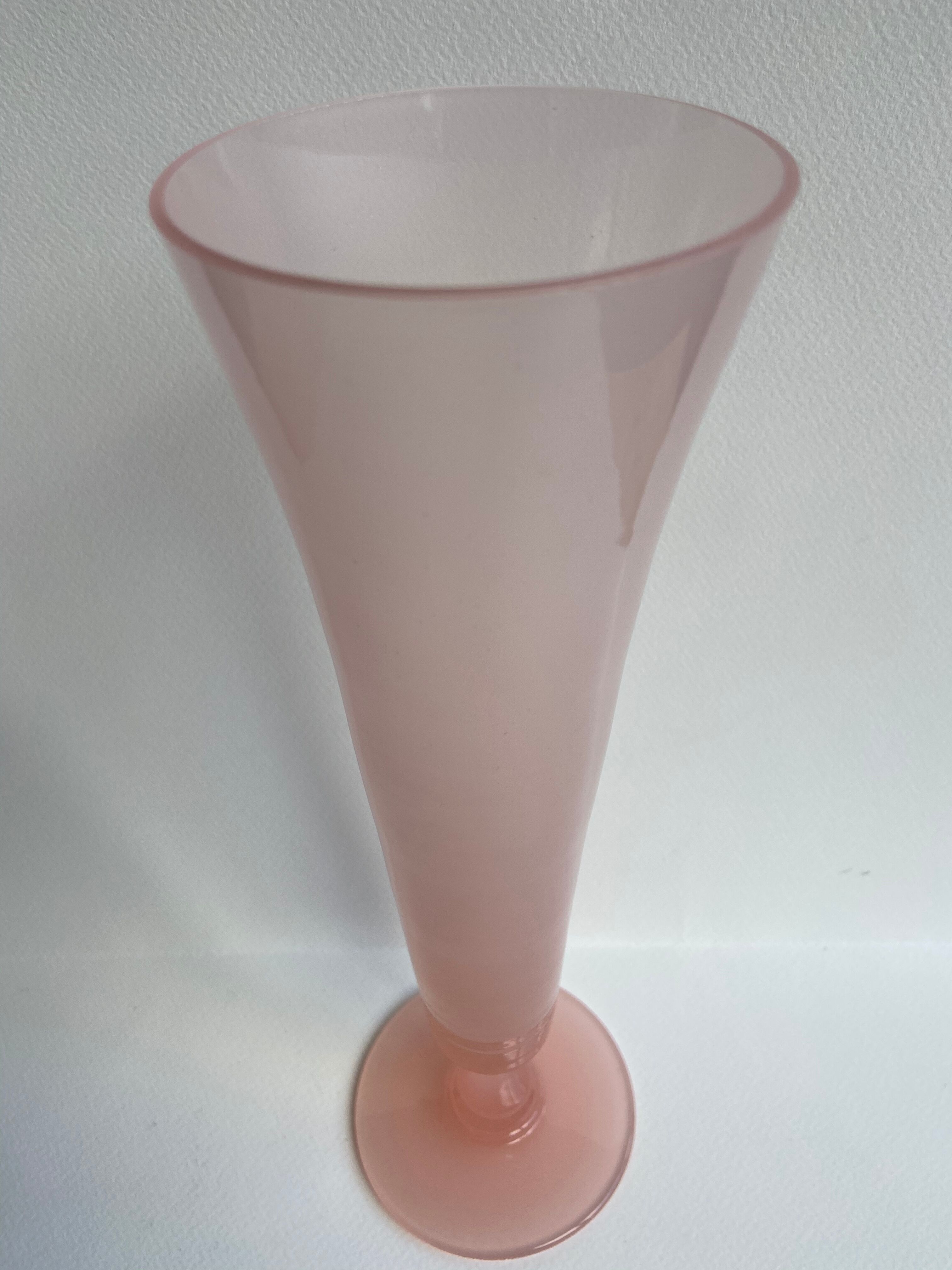 Vase en opaline rose